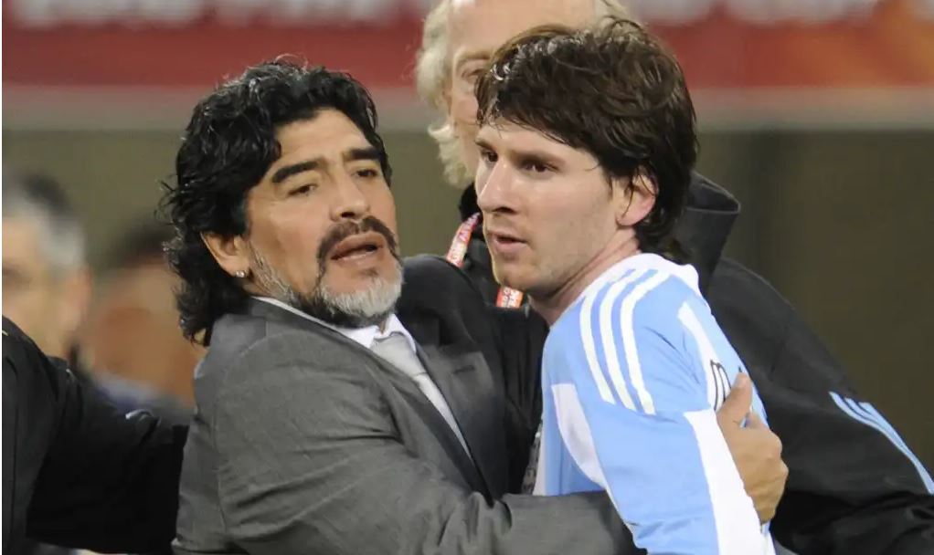 Maradona (izquierda), junto a Messi, en julio del 2010. (Foto Prensa Libre: AFP)