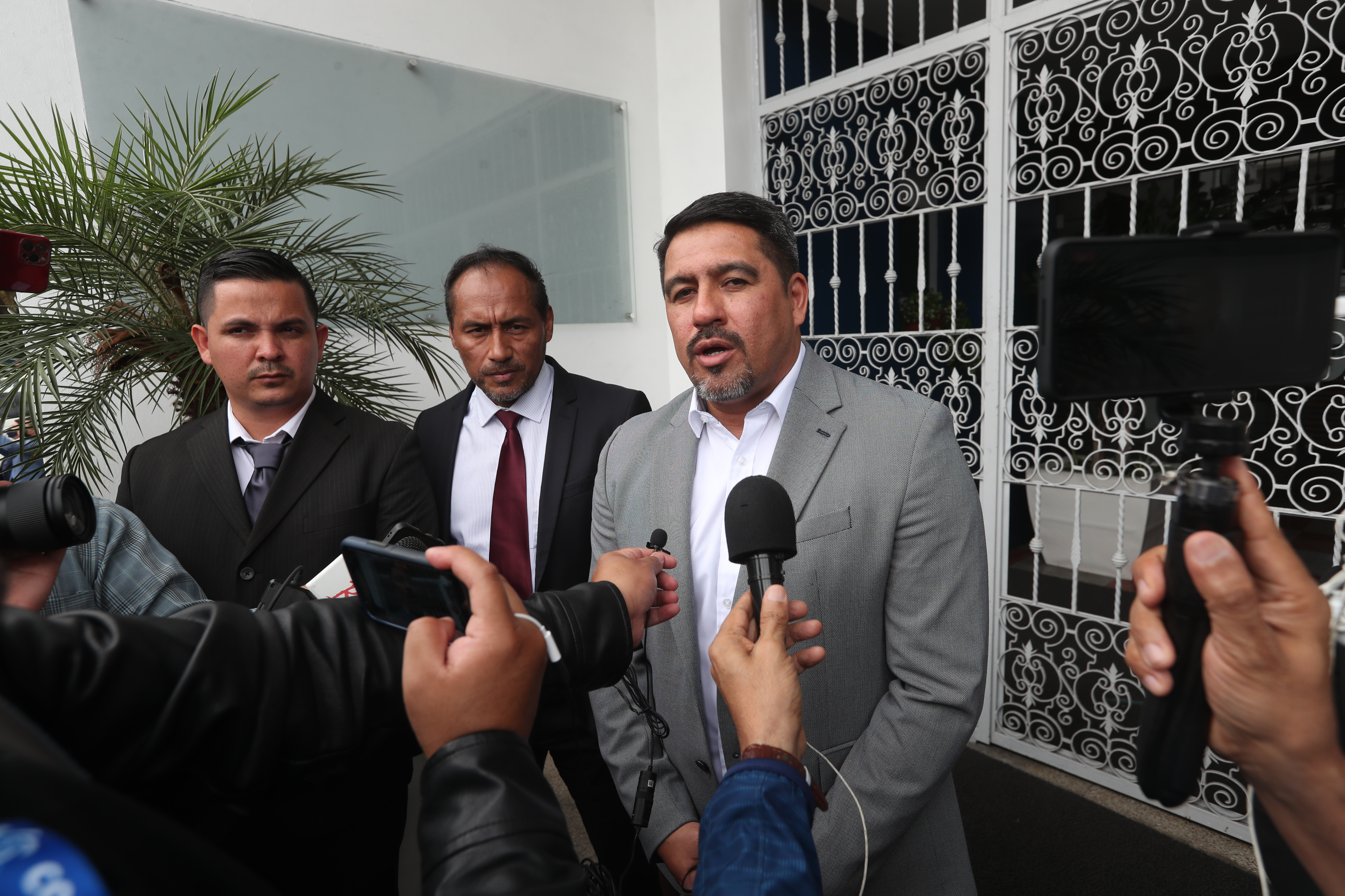 Jorge Rodas, Y Selvin Ponciano, y  parte de su planilla se hicieron presentes en el Palacio de los Deportes para tomar posesión en el COG (Foto Prensa Libre: Erick Ávila)