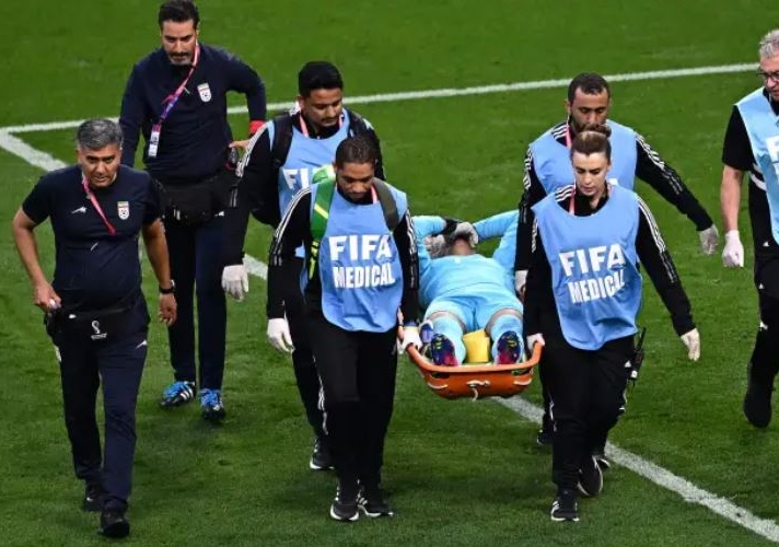 Alireza Beiranvand, portero de la selección de Irán, protagonizó un fuerte choque con uno de los jugadores en el partido contra Inglaterra del Mundial de Qatar 2022. (Foto Prensa Libre: AFP)