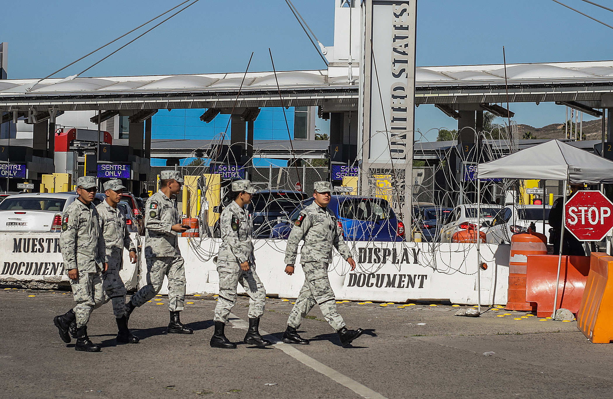 Integrantes de la Guardia Nacional (GN) caminan hoy, por la garita de San Isidro en la frontera hacia Estados Unidos en la ciudad de Tijuana, Baja California (México). Un nuevo punto de revisión en la frontera de Tijuana con Estados Unidos causó este martes polémica entre los usuarios, quienes lo perciben como un plan para detener migrantes. (Foto Prensa Libre: EFE)