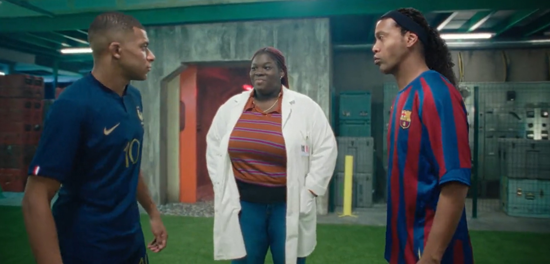 Lo impensado: Mbappé se midió contra "el Ronaldinho 2006" en un espectacular comercial del Mundial. (Foto Prensa Libre: Captura de Pantalla)