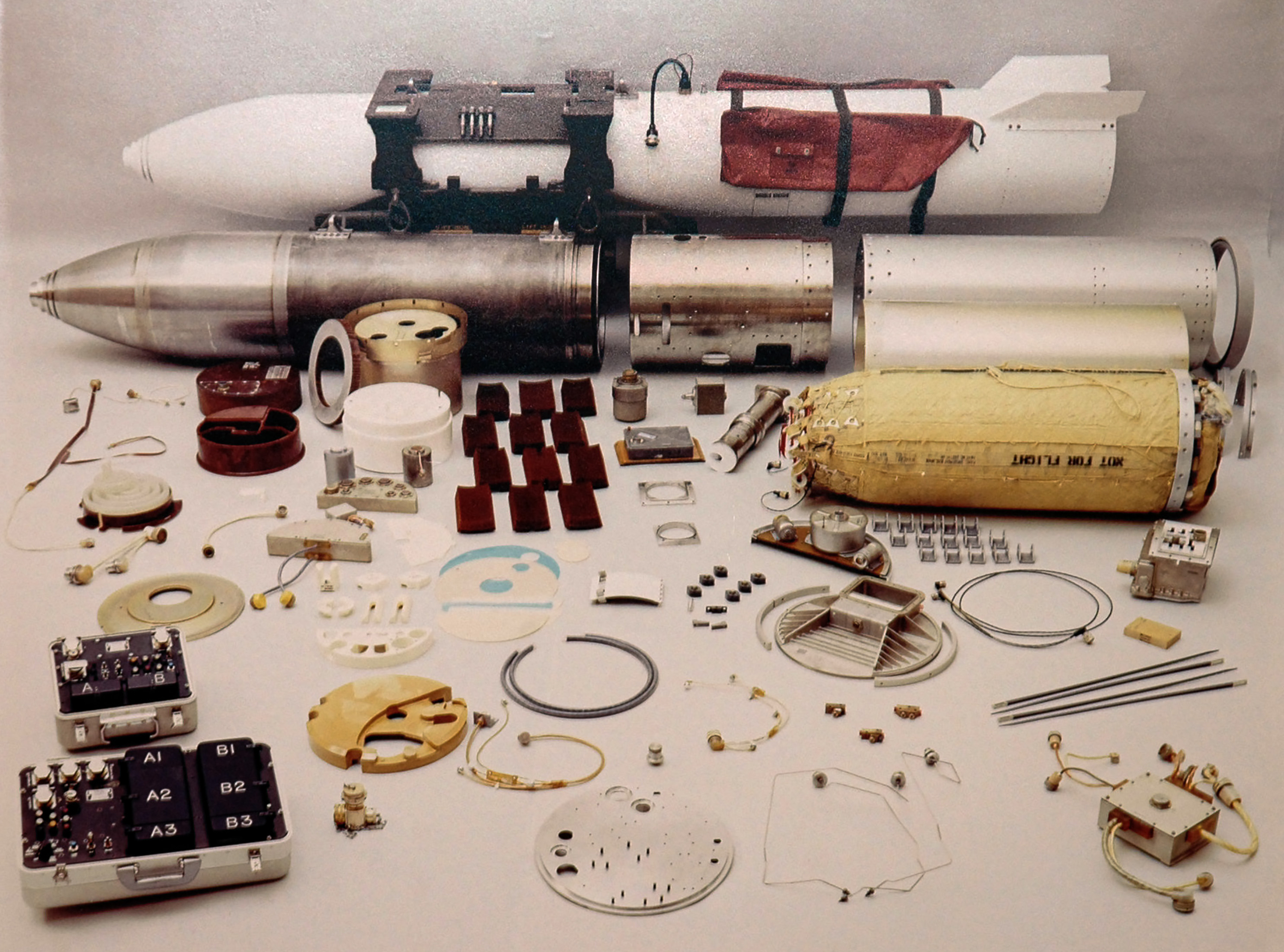 Algunos componentes de la B83, la cual puede explotar con una fuerza 80 veces mayor que la bomba de Hiroshima. (Foto Prensa Libre: Departamento de Defensa / The New York Times)