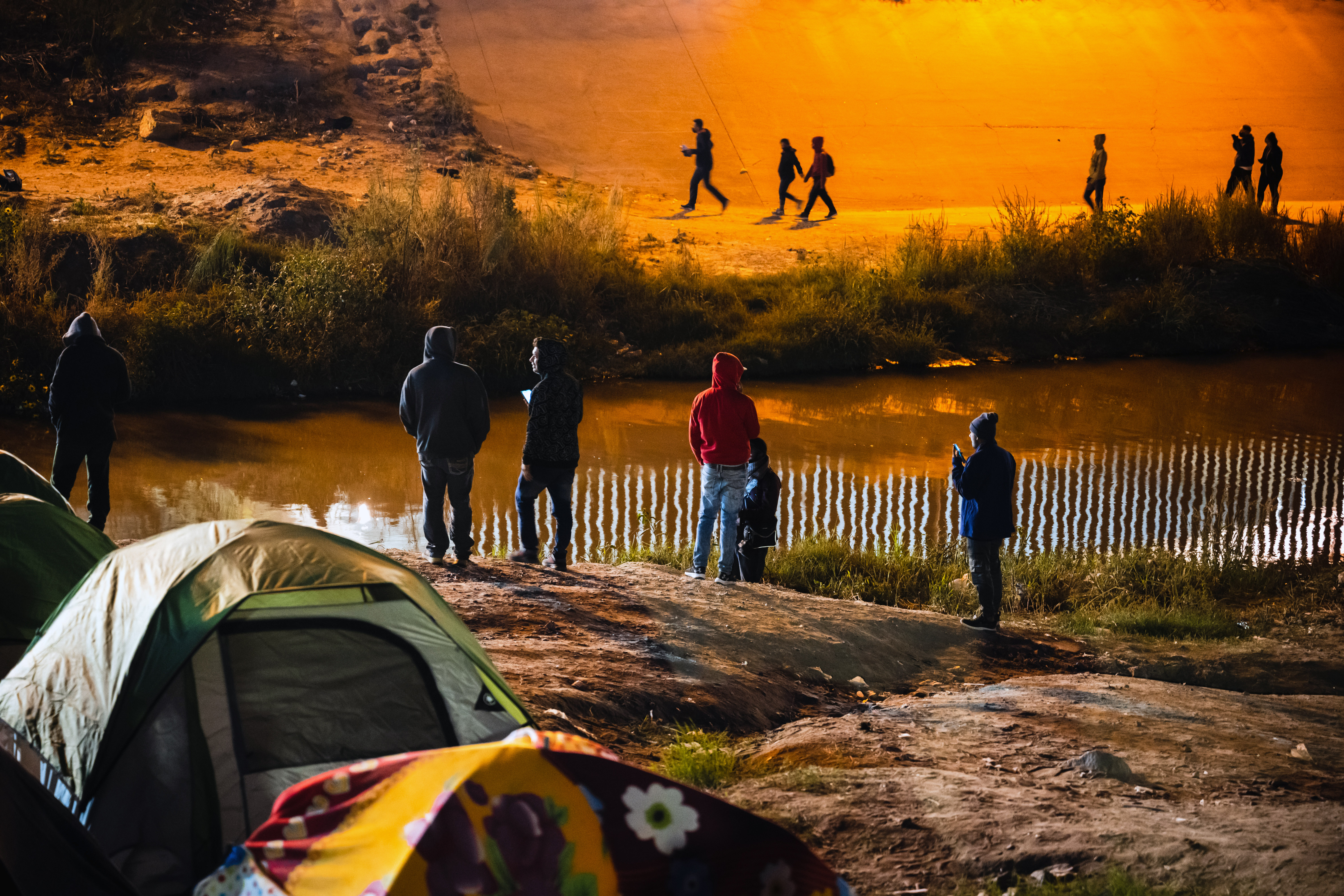 Un grupo de migrantes en el lado estadounidense del Río Grande camina para entregarse a los agentes de la Patrulla Fronteriza cerca de El Paso, Texas, el martes 15 de noviembre de 2022. (Foto Prensa Libre: Justin Hamel/The New York Times)