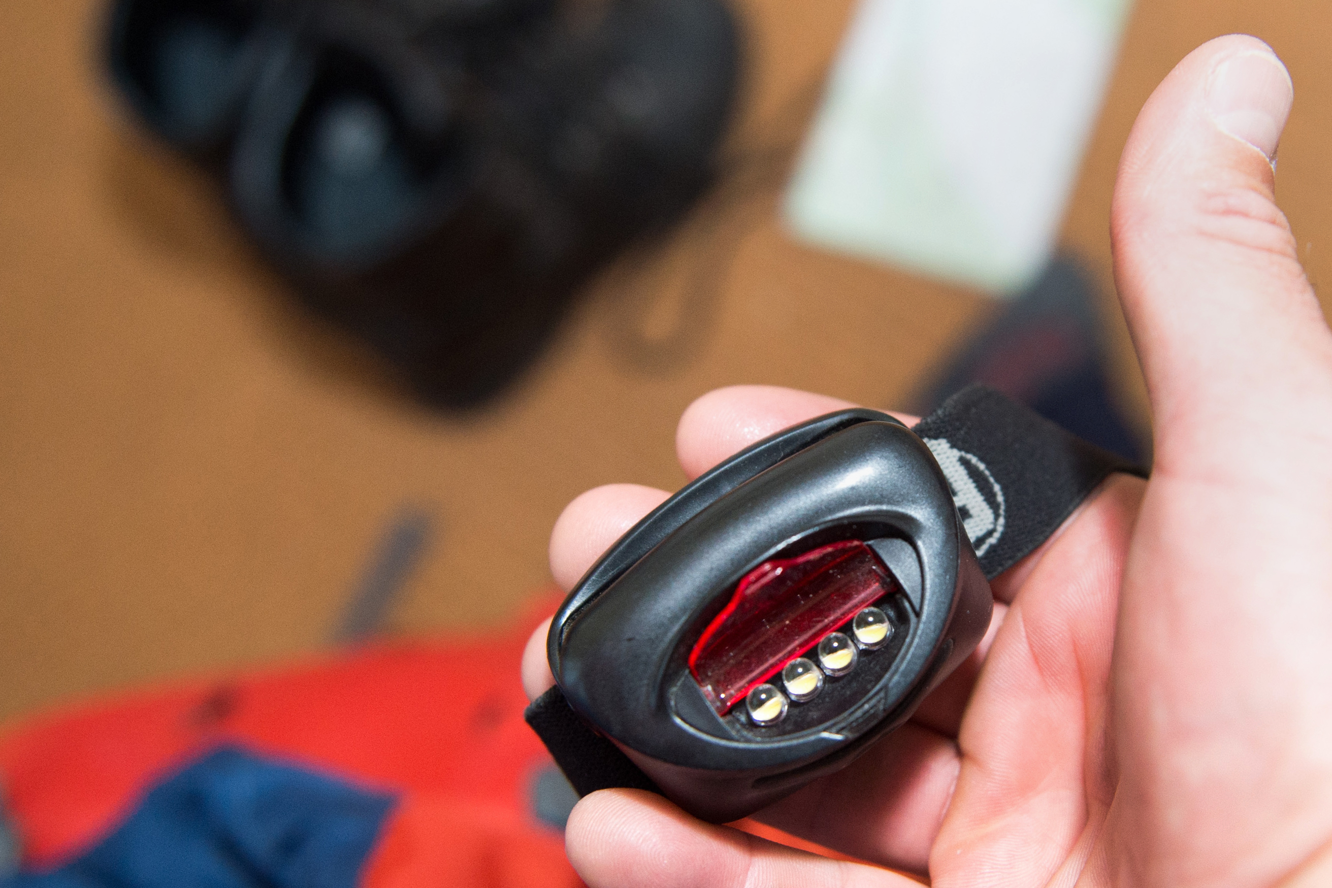 Una linterna frontal es esencial para ascender una montaña o volcán