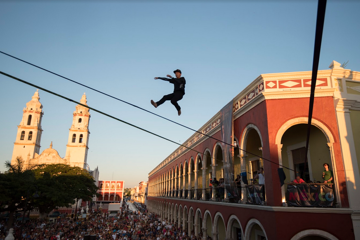 Guatemala y Alemania celebran su amistad con slackline, un deporte que desafía la gravedad