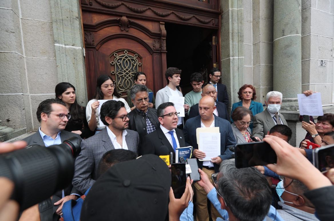 Representantes de organizaciones civiles, estudiantes universitarios, exmagistrados del TSE e integrantes de juntas electorales piden al TSE que desista de comprar sistemas informáticos. (Foto Prensa Libre: Elmer Vargas)