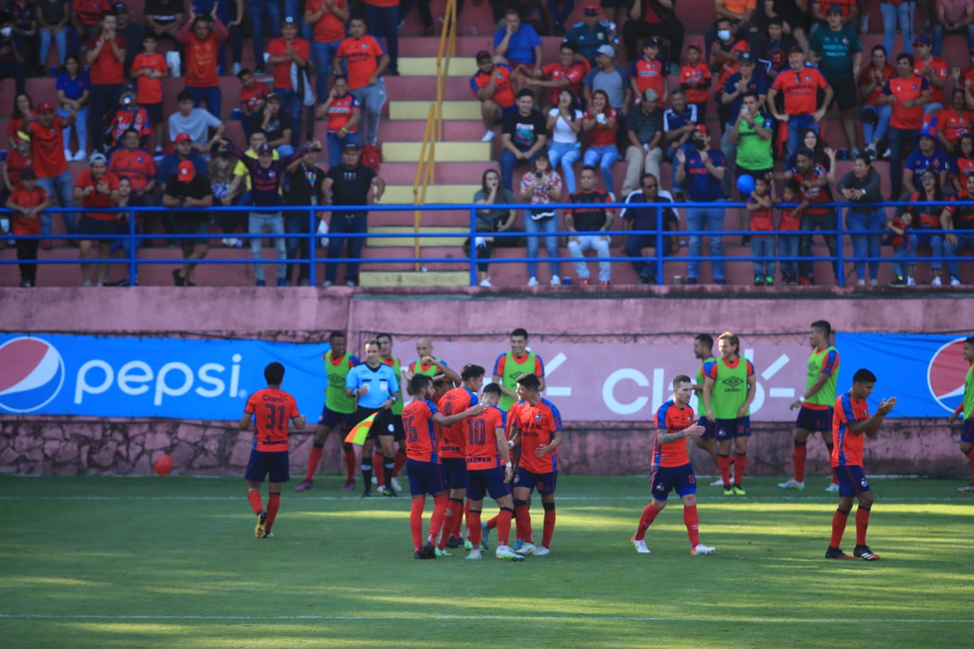 Marlon Sequen fue el autor del gol de la victoria escarlata. Foto Prensa Libre (Carlos H.O)