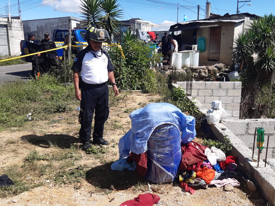 VIDEO: Dejan en terreno baldío a hombre envuelto en sábanas dentro de un tonel