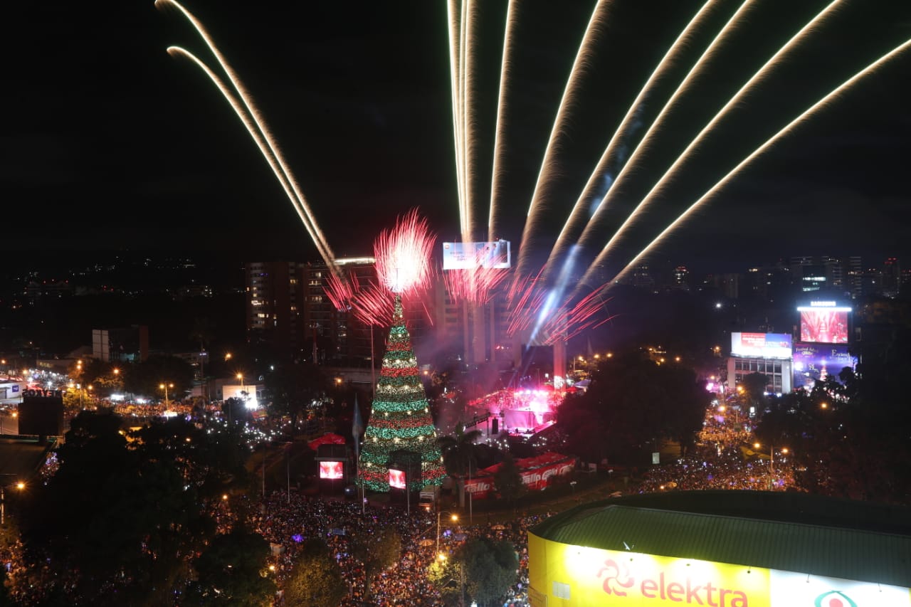 El árbol tiene 35 metros de altura y se ilumina con más de un millón luces led que, se sincronizan para crear un show audiovisual al ritmo de la música. Se conforma por 8,328 ramas de aspecto natural y una coronilla de 15 pies de diámetro iluminado 32,000 luces mini-led y la estrella en la punta de este gigante mide 4.57 metros.  (Foto Prensa Libre: Érick Ávila)