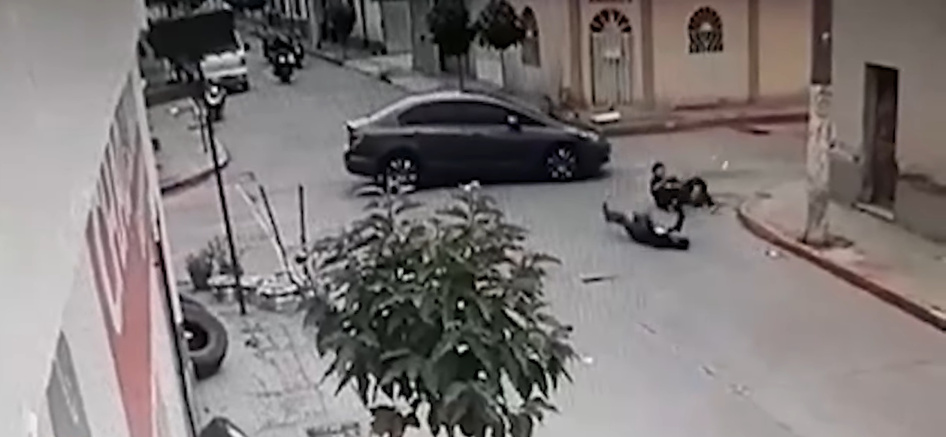 Dos jóvenes de 17 y 22 años sufrieron lesiones al accidentarse en la avenida Chipilapa, en Jalapa. (Foto Prensa Libre: captura de video)