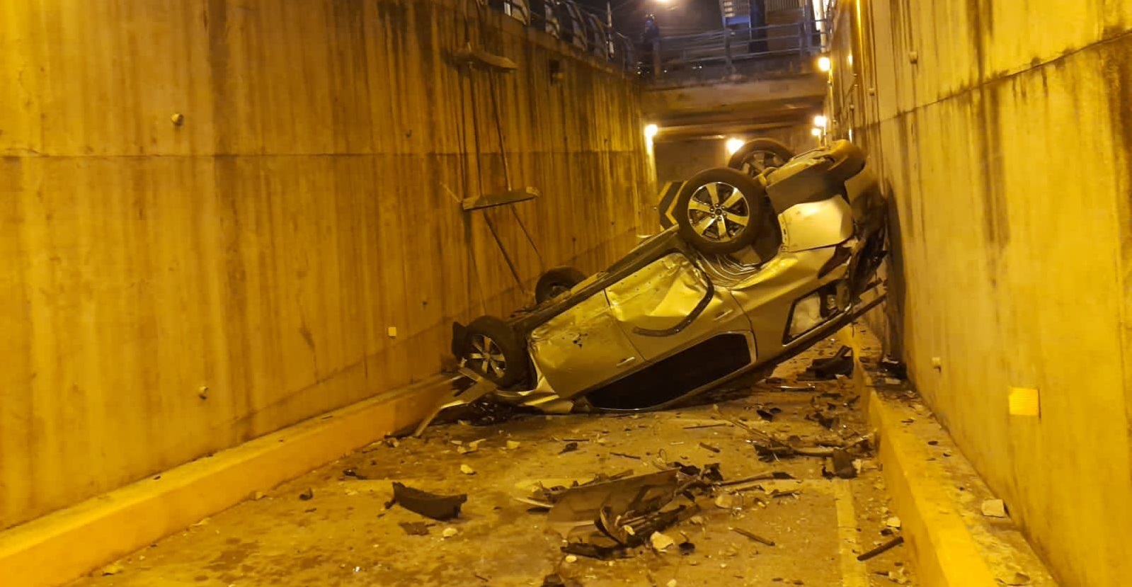 Dos vehículos estuvieron involucrados en el accidente que ocurrió en horas de la madrugada del jueves. (Foto Prensa Libre: PMT)