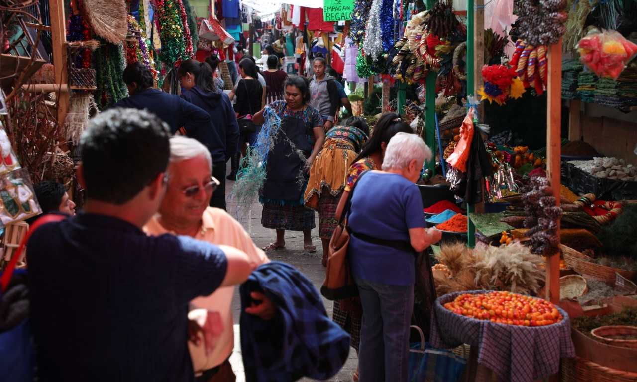 Artesanías y decoraciones navideñas estarán disponibles en los bazares de la capital. (Foto Prensa Libre: Municipalidad de Guatemala)