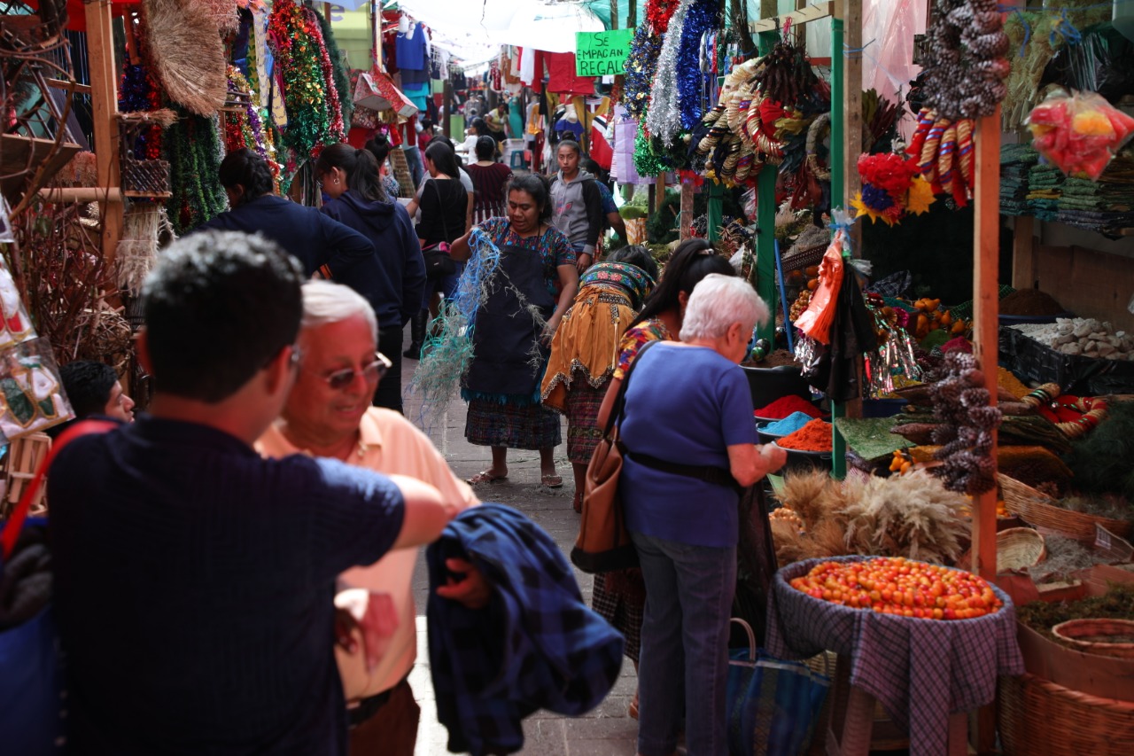 Artesanías y decoraciones navideñas estarán disponibles en los bazares de la capital. (Foto Prensa Libre: Municipalidad de Guatemala)