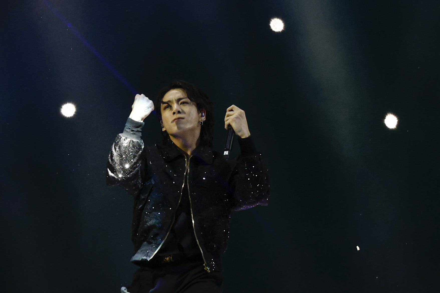  El artista surcoreano Jung Kook presenta la canción Dreamers en la inauguración del Mundial de Fútbol Qatar 2022 hoy, en el estadio Al Bait en Al Khor (Catar). El mundial se realiza del 20 de noviembre al 18 de diciembre de 2022. (Foto Prensa Libre: EFE/ Rodrigo Jiménez)