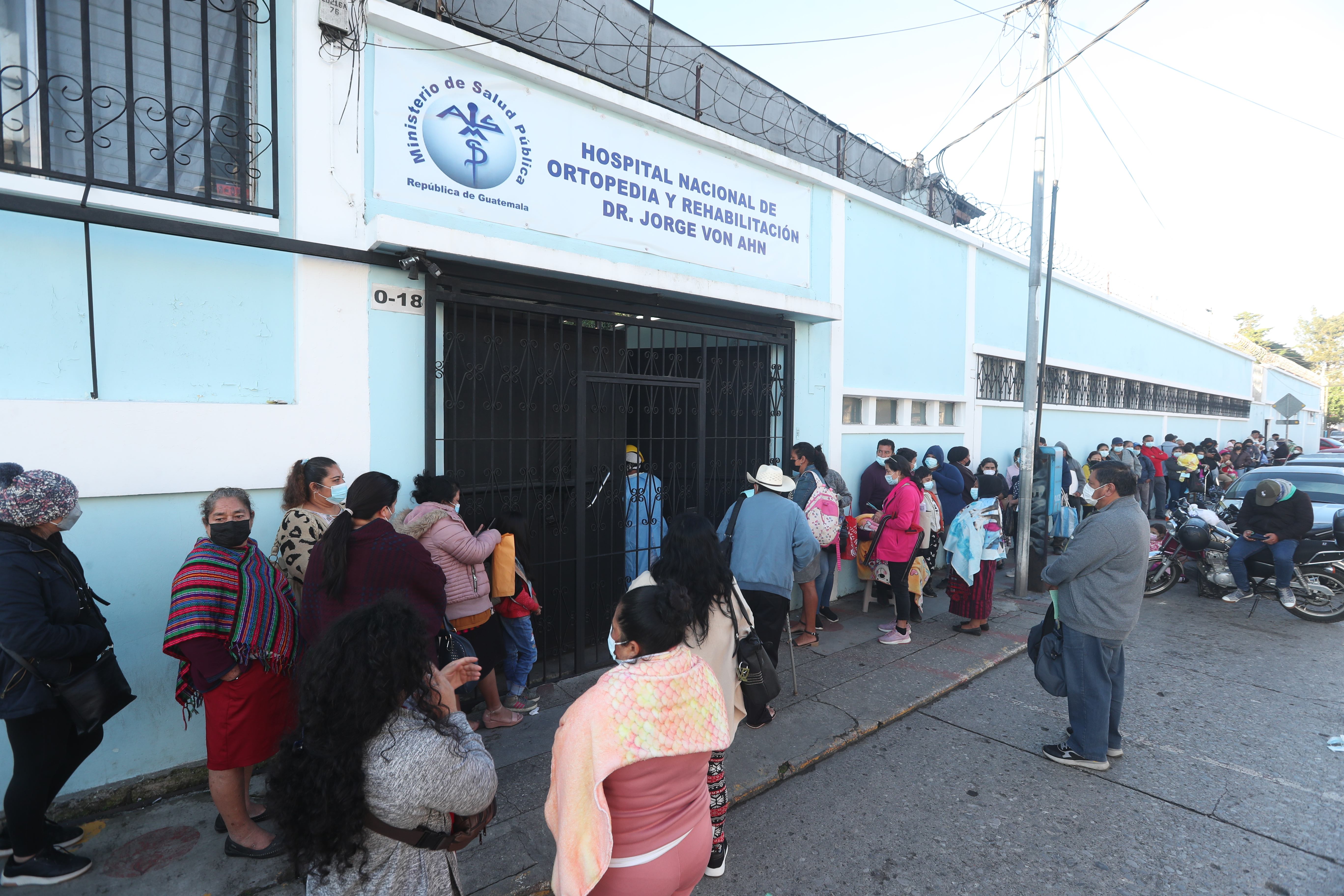 La demanda de pacientes que acude al Hospital Nacional de Ortopedia y Rehabilitación Jorge Von Ahn es alta, pero muchos se quedan sin ser atendidos. (Foto Prensa Libre: Érick Ávila)