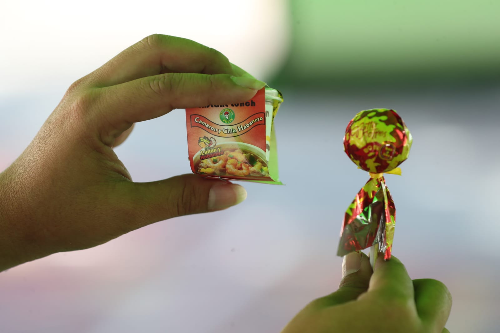 Los artefactos que se activan con pólvora tienen formas y envolturas que simulan ser caramelos o sopas instantáneas, alertaron los bomberos. (Foto Prensa Libre: Elmer Vargas)