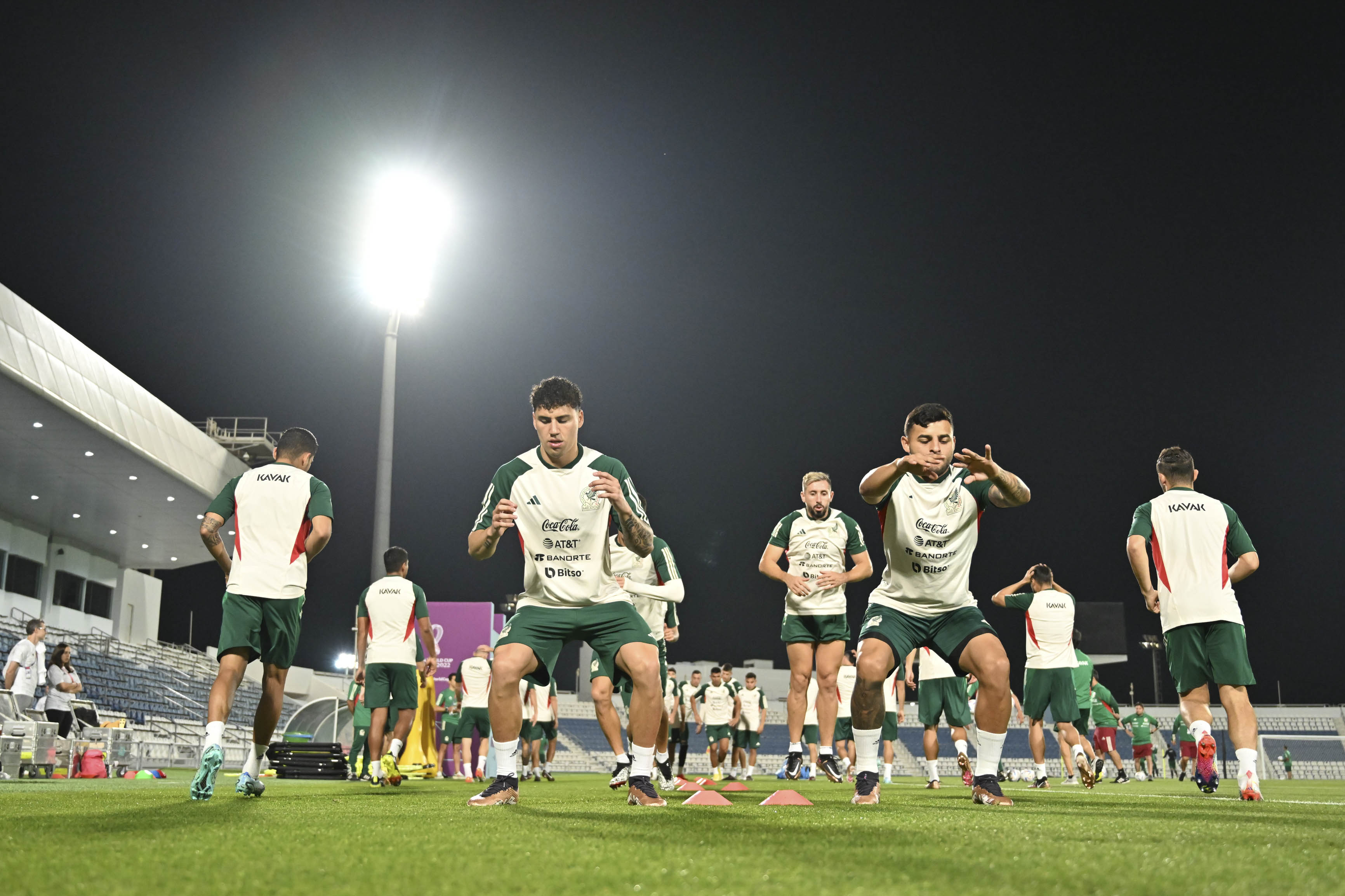 Entrenamiento de México antes de enfrentar a Arabia Saudita. (Foto Prensa Libre: Twitter @miseleccionmx)