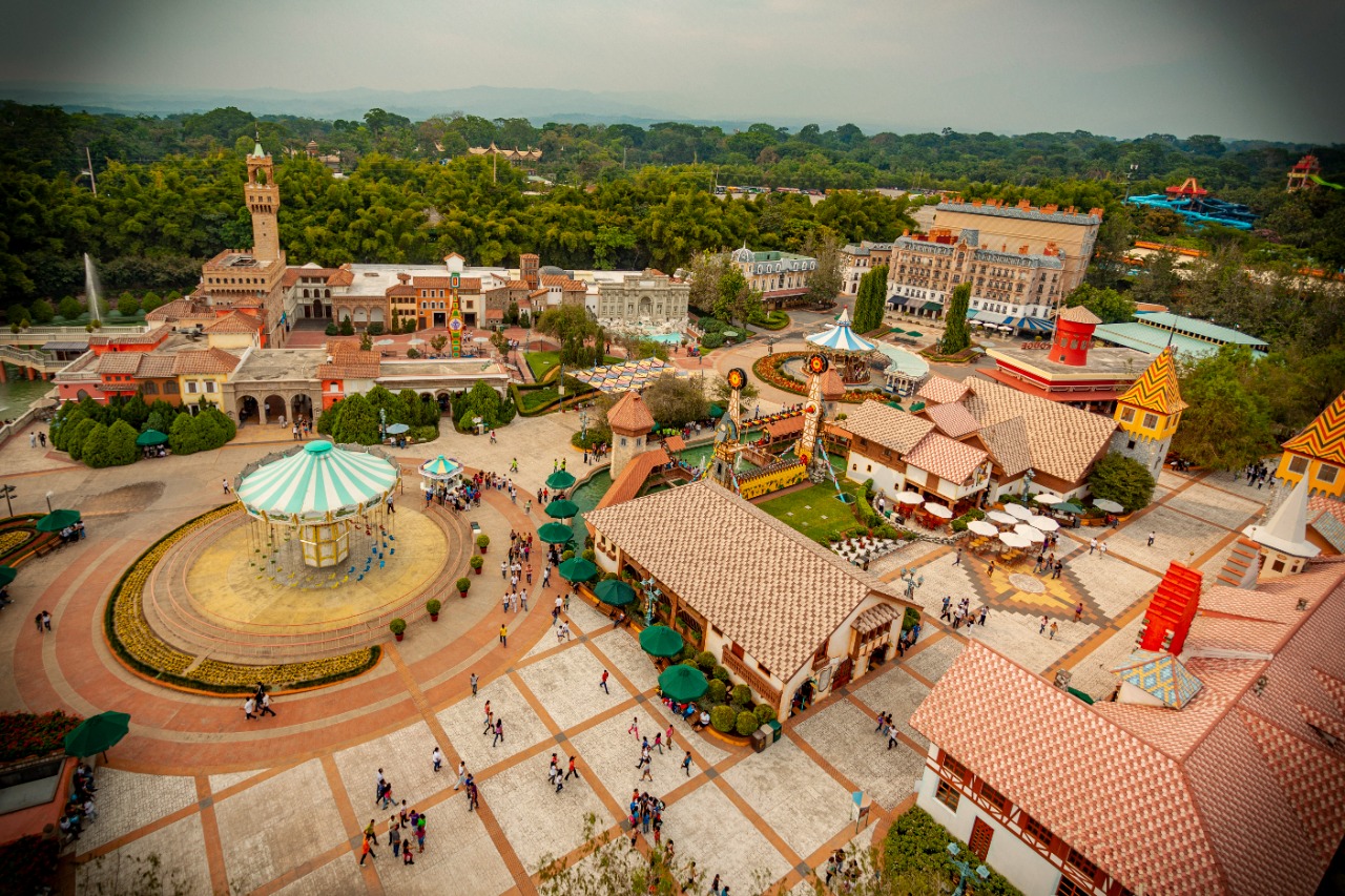 El parque temático Xetulul, en Retalhuleu, celebra el inicio de la Navidad 2022 convirtiendo sus instalaciones en un luminoso espacio. (Foto Prensa Libre: Irtra)