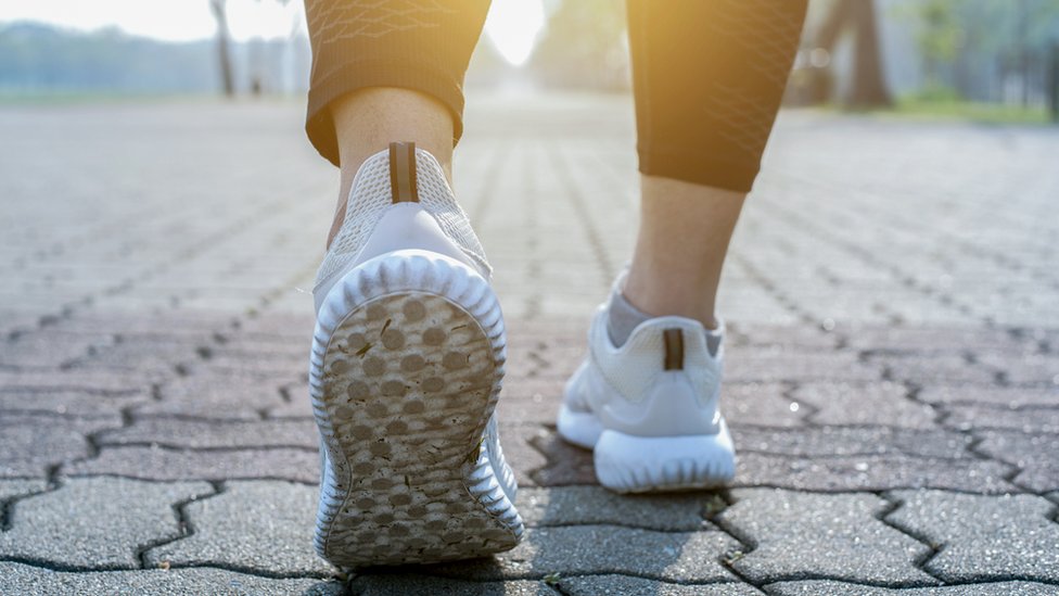 Uno de los beneficios mejor estudiados de caminar hacia atrás es la mejora de la estabilidad y el equilibrio. Getty Images