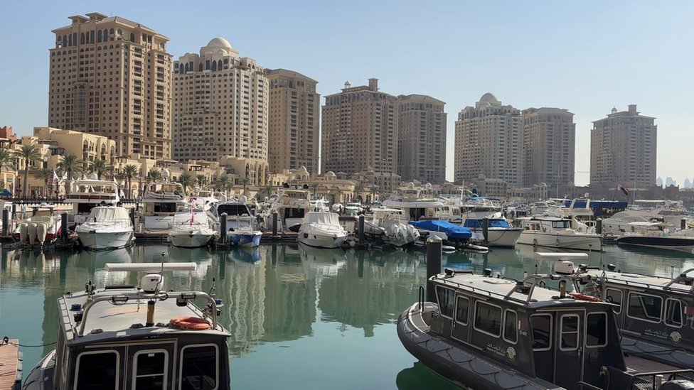 La marina de Porto Arabia, diseñada con motivos árabes, es uno de los centros neurálgicos de la Perla.
JOSÉ CARLOS CUETO / BBC MUNDO
