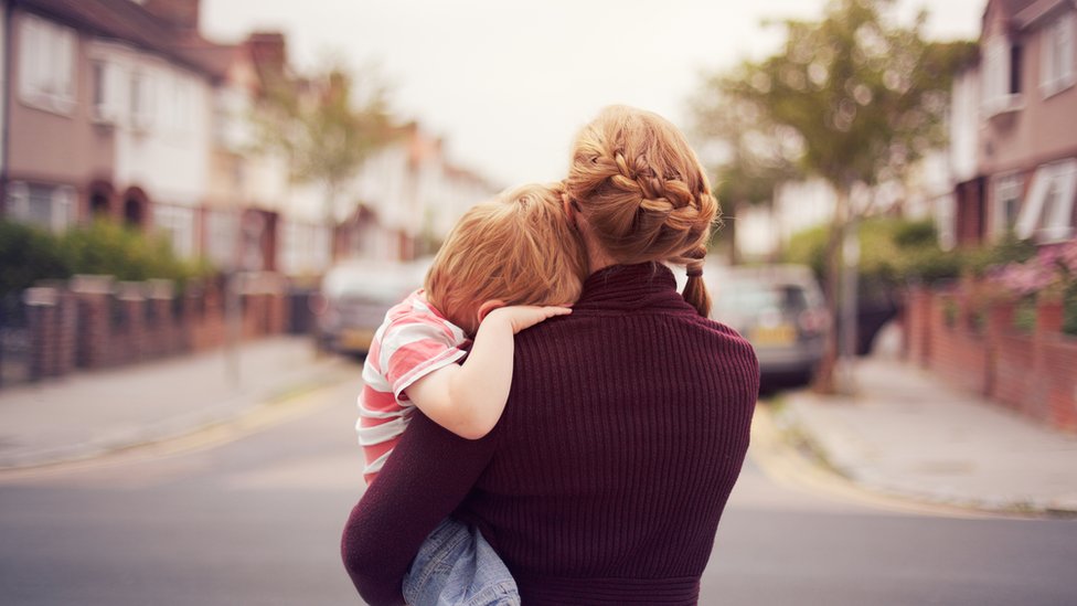 Muchas madres solteras en Reino Unido tienen dificultades para llegar a fin de mes.
GETTY IMAGES
