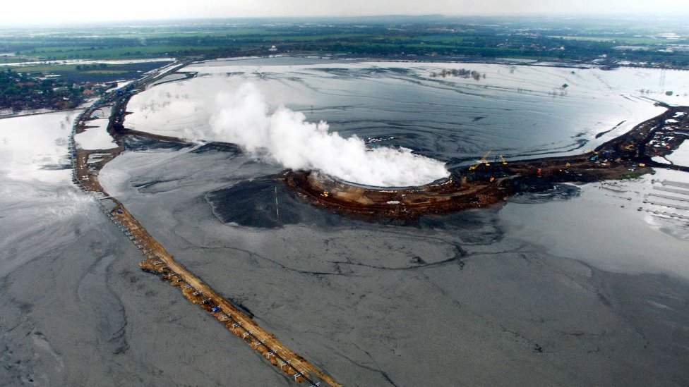 Los ingenieros han tratado de acorralar un volcán de lodo en Indonesia que ha cubierto más de 1.700 acres con lodo. (GETTY IMAGES)