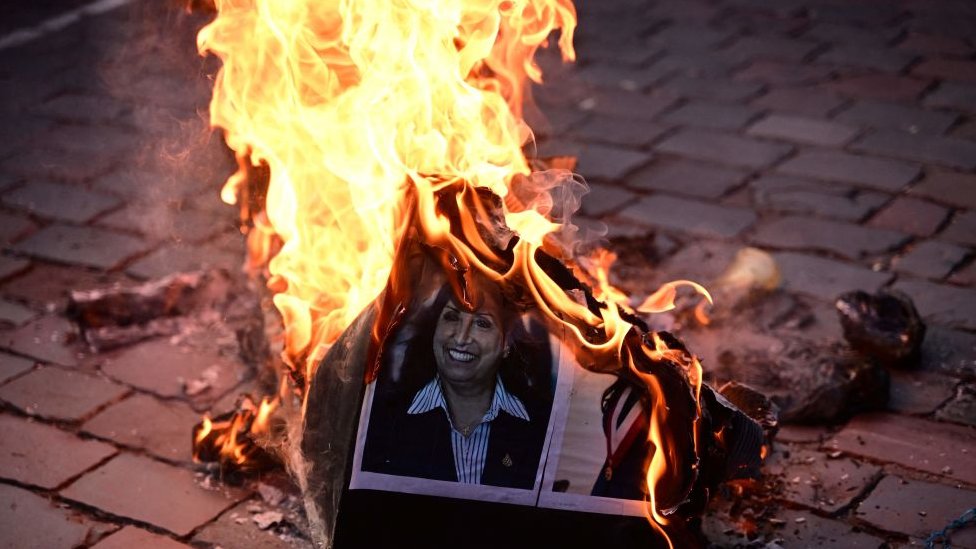 Los manifestantes exigen el cierre del Congreso y el adelanto de elecciones. En la foto, la presidenta Dina Boluarte. (GETTY IMAGES)