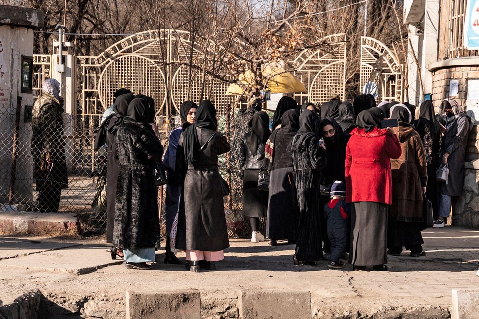 Personal de seguridad talibán bloqueó el acceso de mujeres estudiantes en una universidad en Kabul, el miércoles. (AFP)