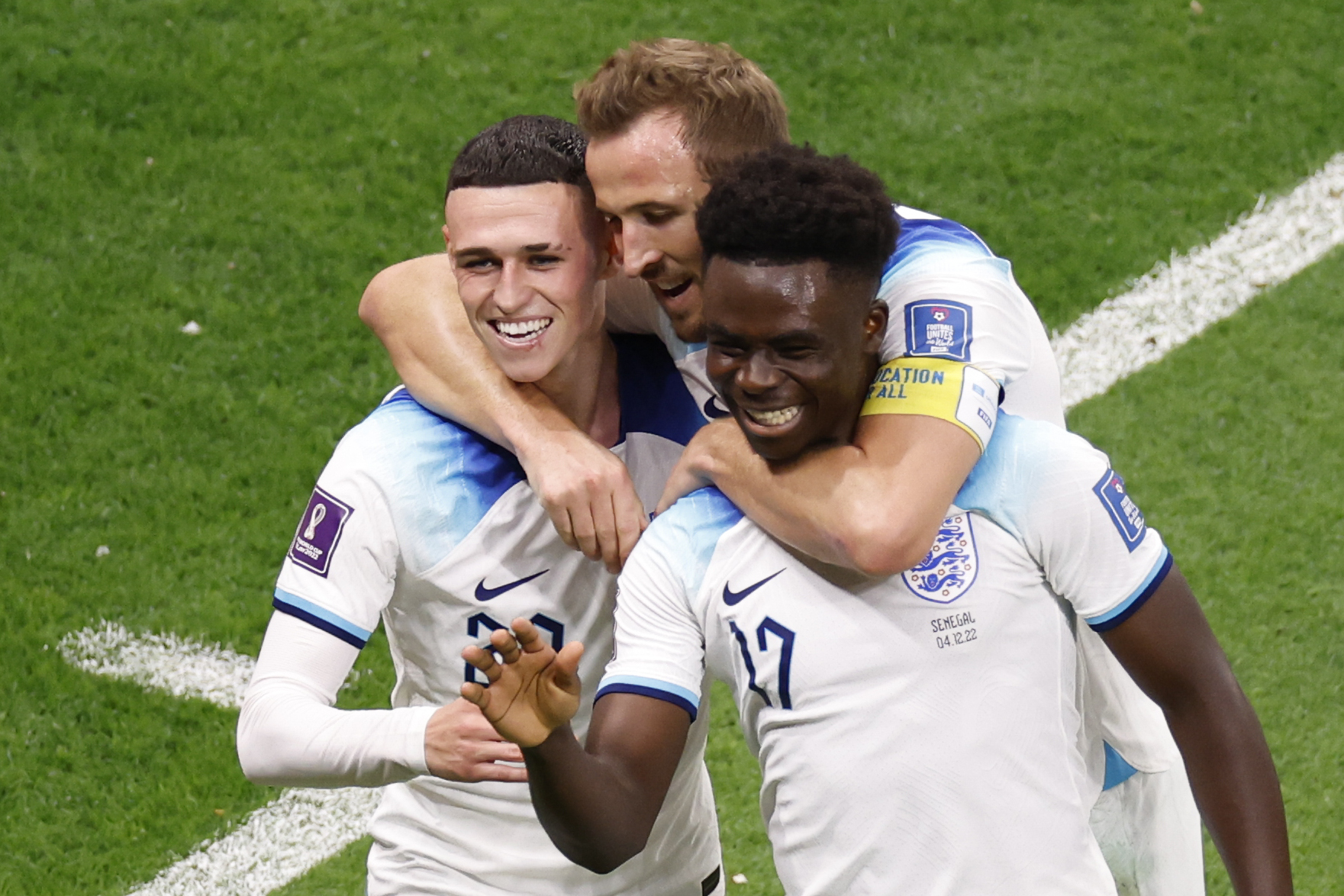  Bukayo Saka (d) de Inglaterra celebra un gol hoy, en un partido de los octavos de final del Mundial de Fútbol Qatar 2022 entre Inglaterra y Senegal en el estadio Al Bait en Jor. Foto Prensa Libre (EFE)