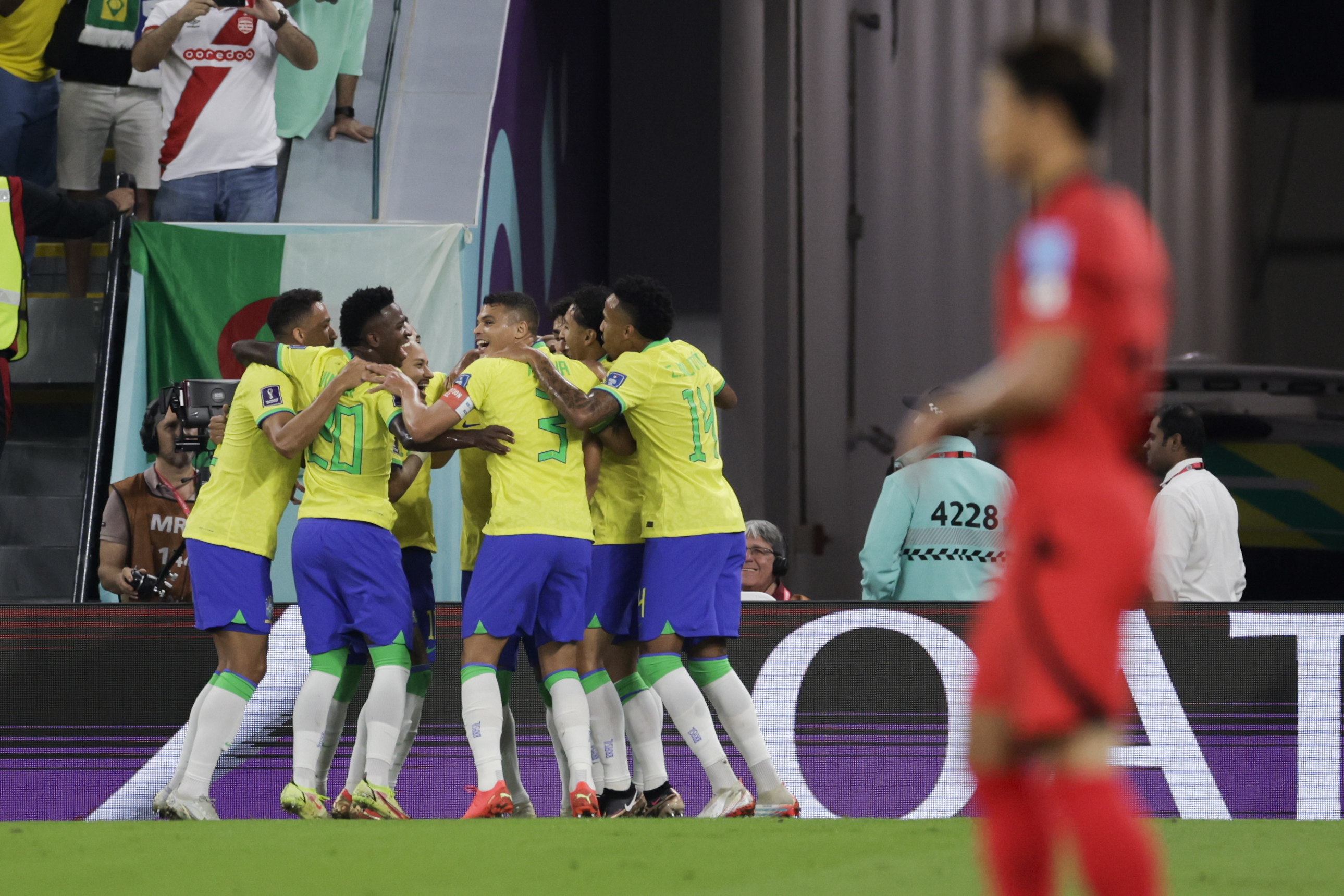 El estadio 974 se convirtió en un sambódromo con el "Jogo Bonito" de los brasileños. (Foto Prensa Libre: EFE)