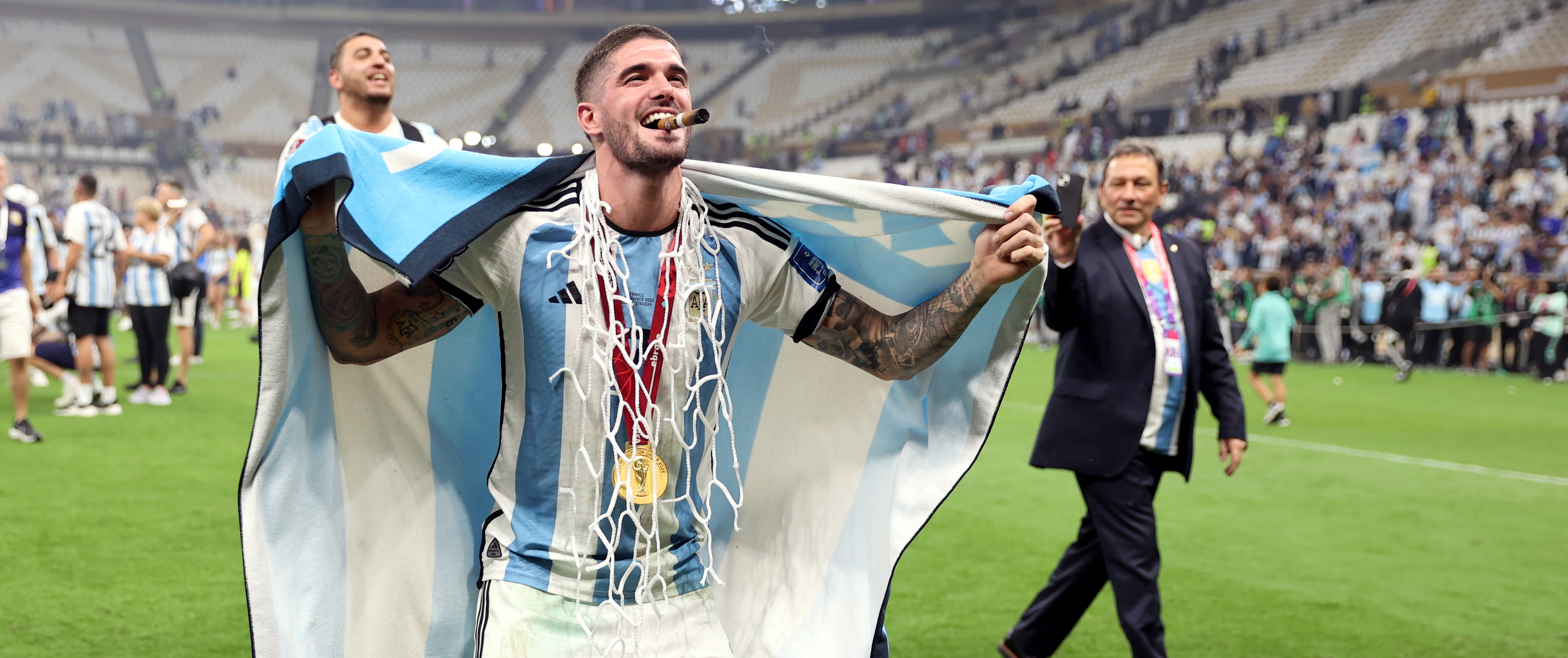 Rodrigo De Paul en el concierto de Tini Stoessel celebra la victoria de la Selección Argentina. (Foto Prensa Libre: EFE/EPA/Tolga Bozoglu)