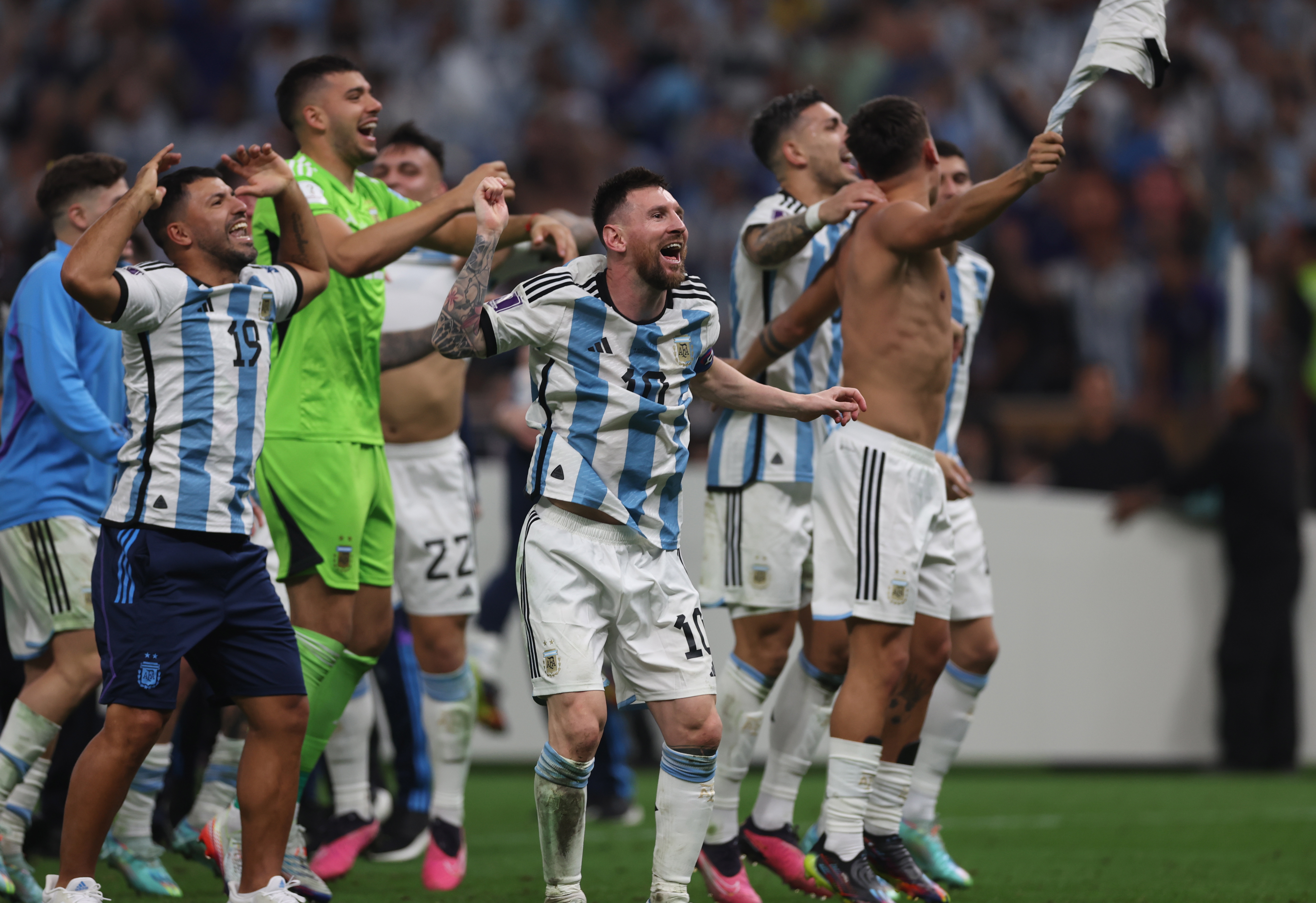 Lionel Messi celebra con sus compañeros el triunfo ante Francia y el título del Mundial de Qatar. (Foto Prensa Libre: EFE)