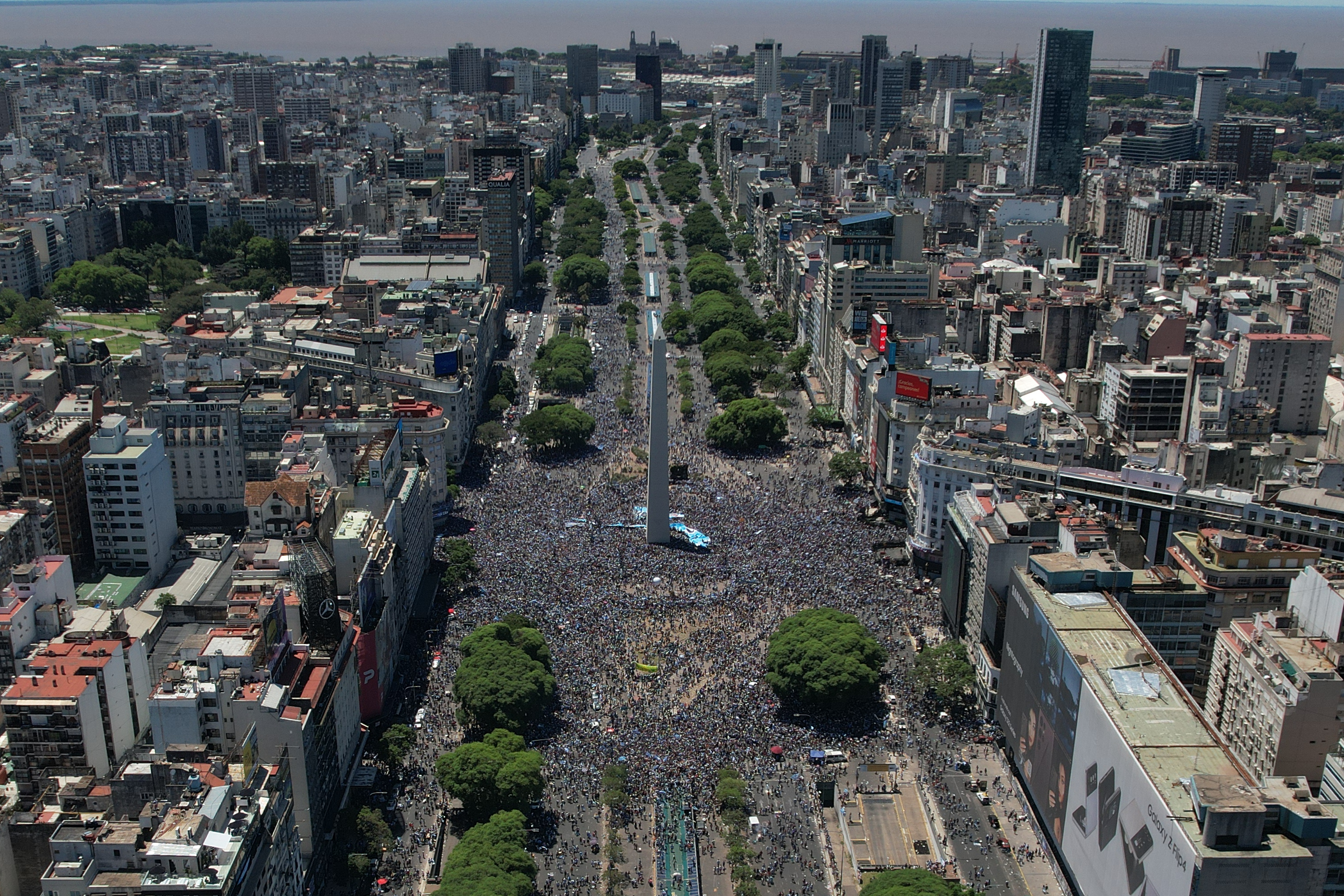 Fotografía área con dron de hinchas de Argentina celebrando la victoria de la selección argentina en el Mundial de Qatar 2022. Foto Prensa Libre (EFE)