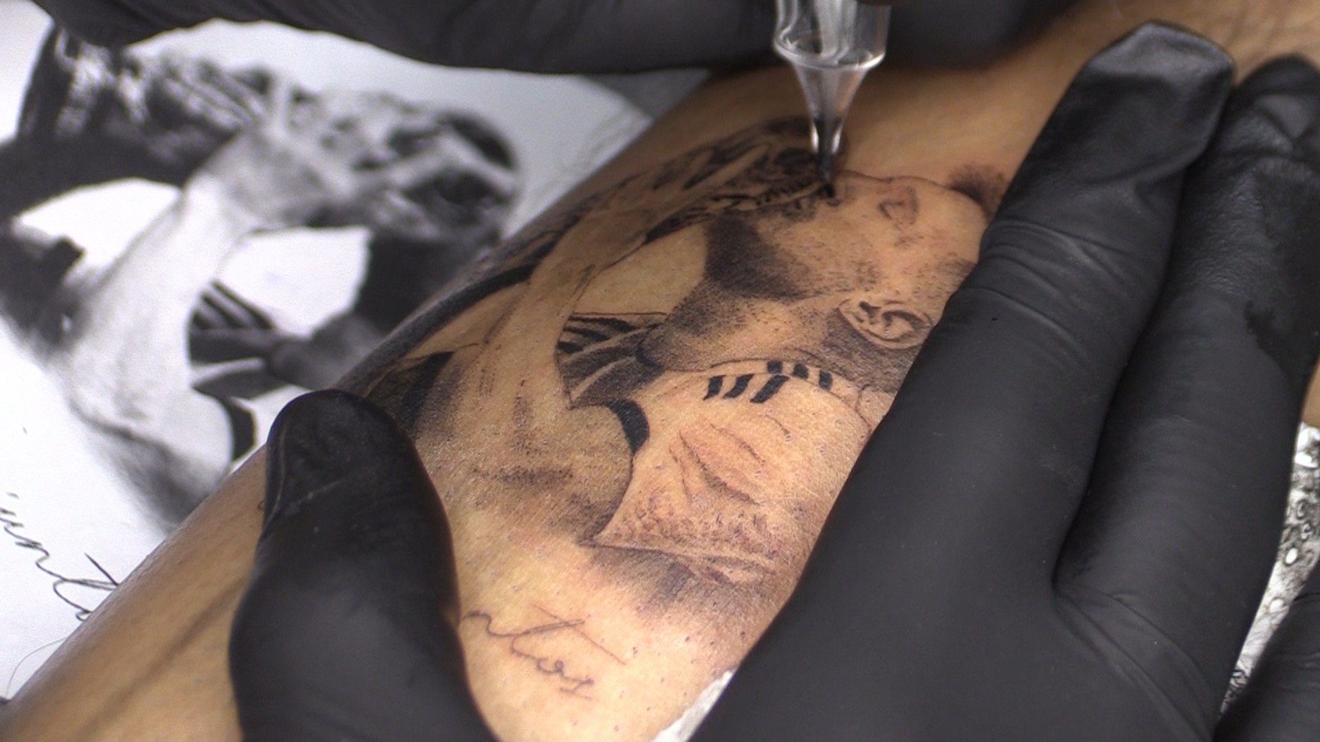 Una persona se hace un tatuaje de Lionel Messi besando la Copa del Mundo, el 20 de diciembre de 2022 en Rosario (Argentina). Foto Prensa Libre (EFE)