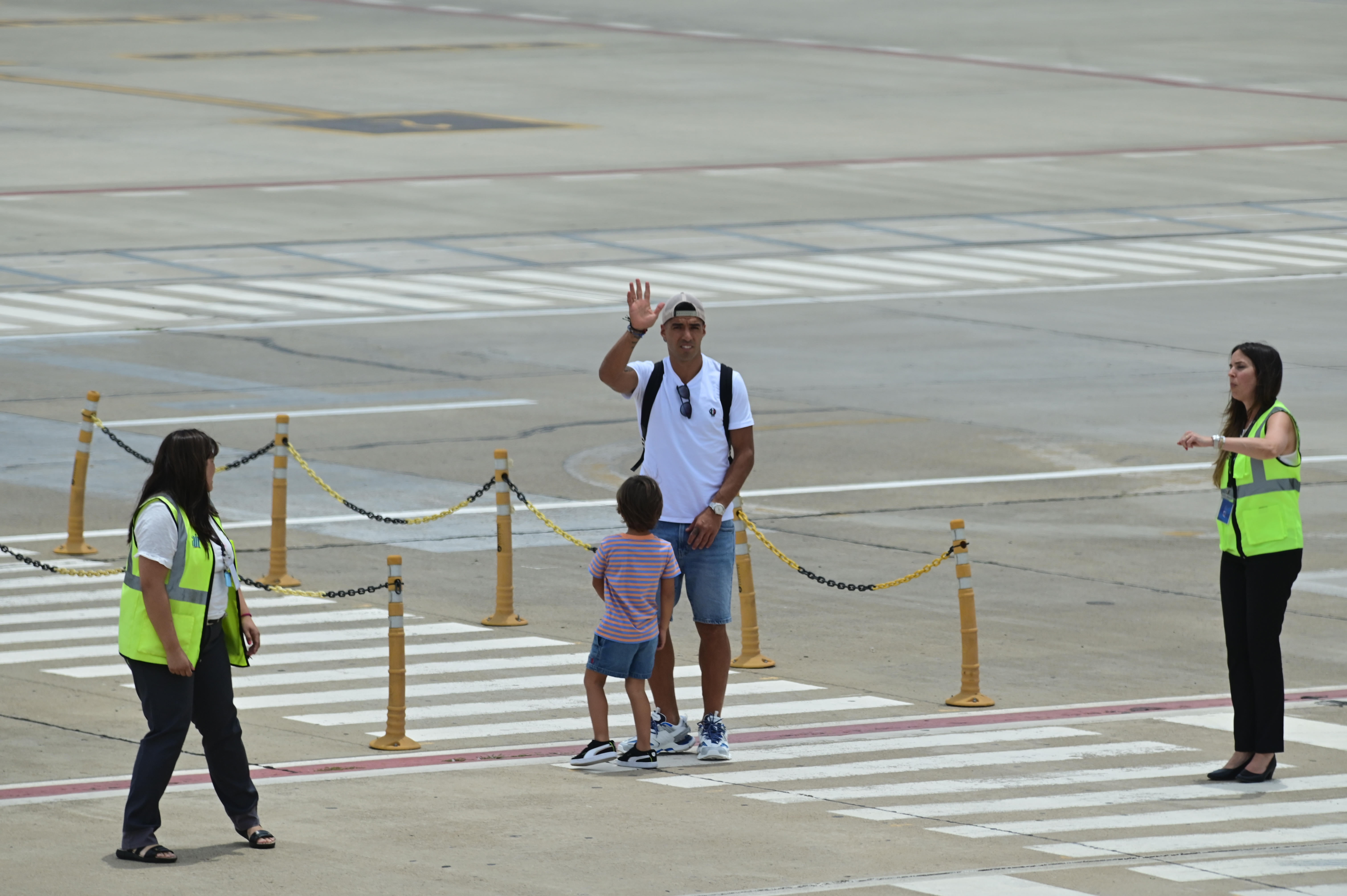 El futbolista uruguayo Luis Suárez saluda hoy tras aterrizar en el Aeropuerto Internacional "Islas Malvinas" de Rosario (Argentina). Suárez y su familia llegaron este jueves a Rosario para visitar a su amigo Leo Messi. Foto Prensa Libre (EFE)