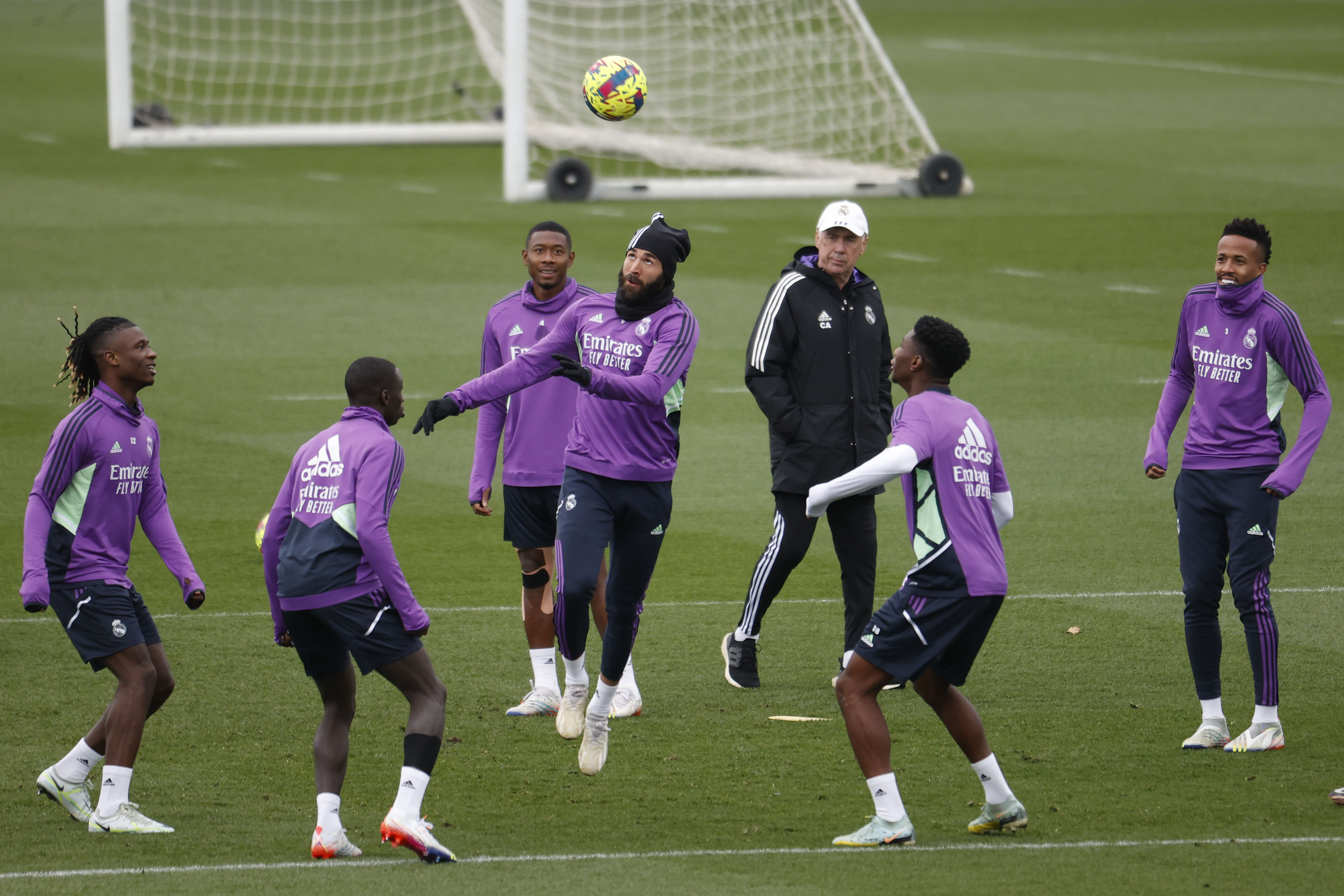 El delantero francés del Real Madrid, Karim Benzema (c) durante el entrenamiento del equipo este jueves en Valdebebas, Madrid para preparar su partido ante el Real Valladolid. (Foto Prensa Libre: EFE).