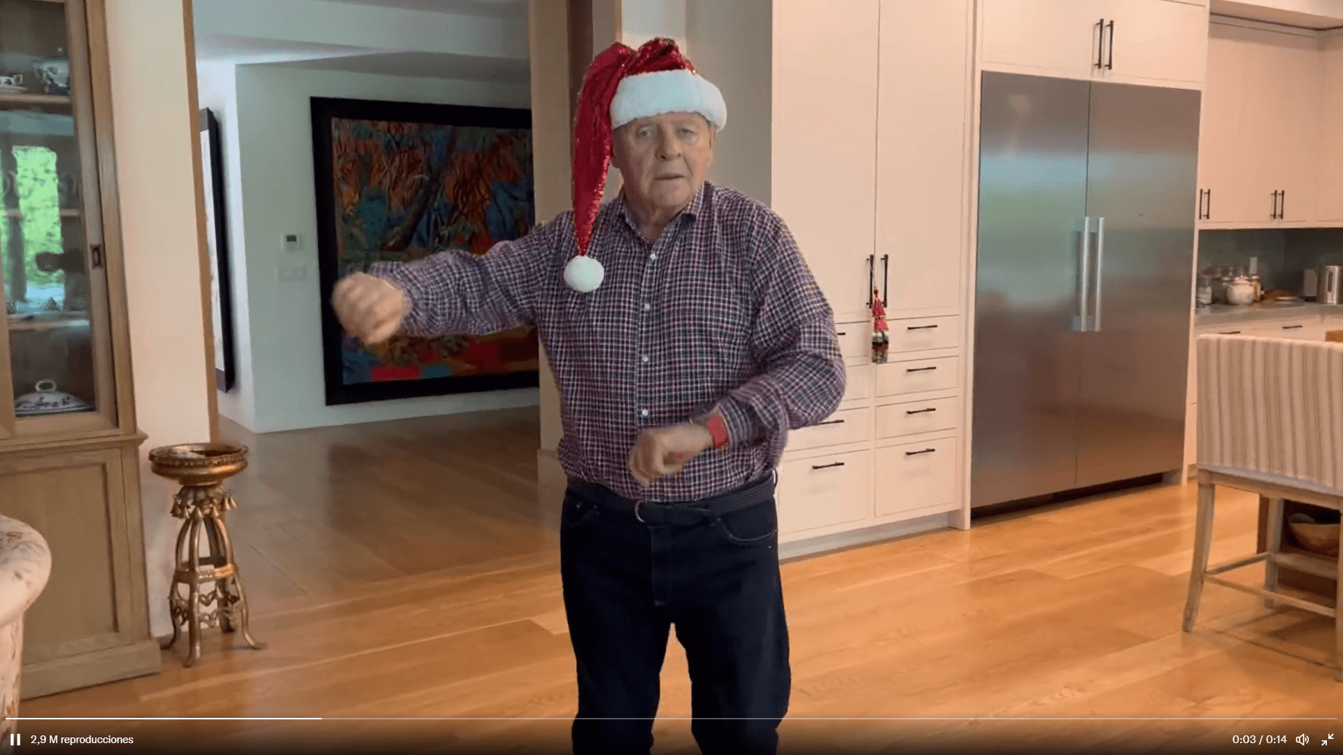 Anthony Hopkins deseó felices fiestas con un baile que se hizo viral. (Foto Prensa Libre: captura de pantalla).