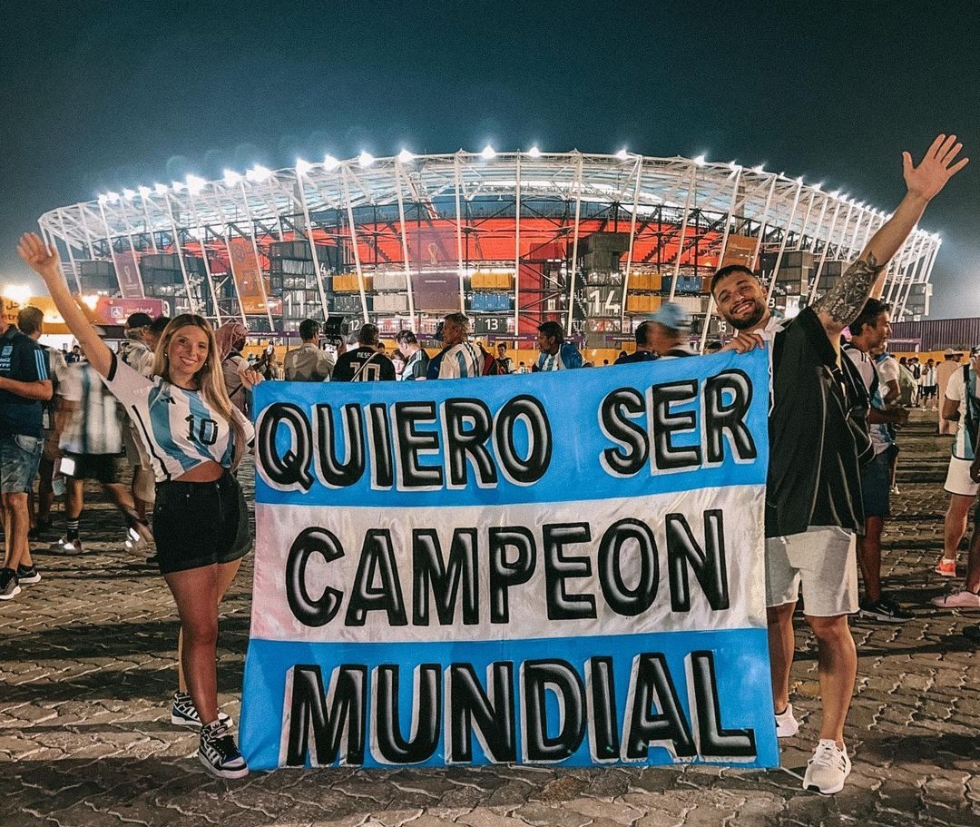 Aixa y Lucas son una pareja argentina que está disfrutando el Mundial en Qatar. Foto Prensa Libre (IG: aixufahey)