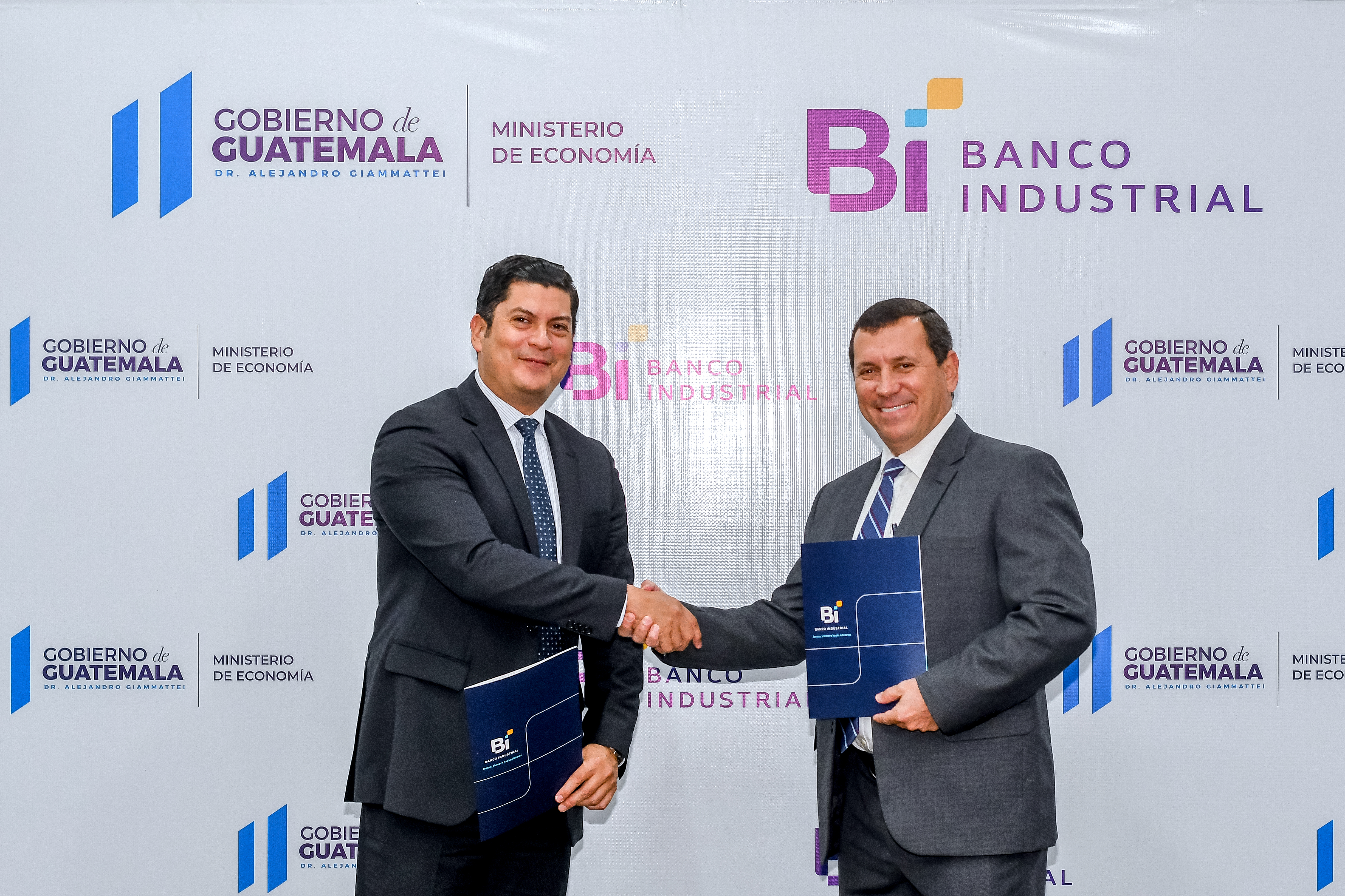 Doctor Janio Rosales, Ministro de Economía; y el ingeniero Luis Lara gerente de Corporación Banco Industrial. Foto Prensa Libre: Sergio Muñoz
