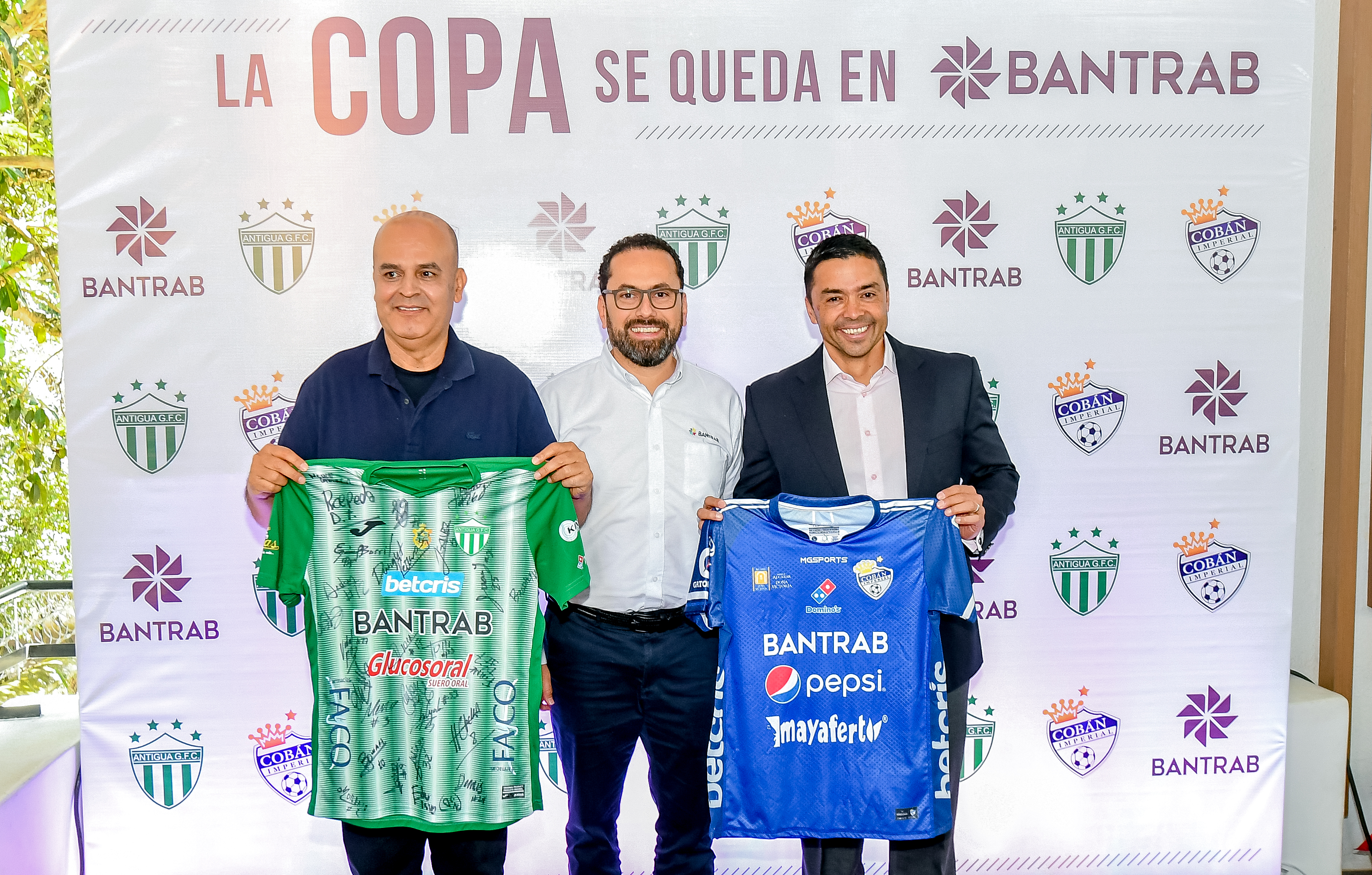 Patricio Quinteros, presidente de Cobán Imperial; Carlos Granados, director de Desarrollo de Mercados de Bantrab; y Martín Machón, de Antigua GFC. Foto Prensa Libre: Sergio Muñoz