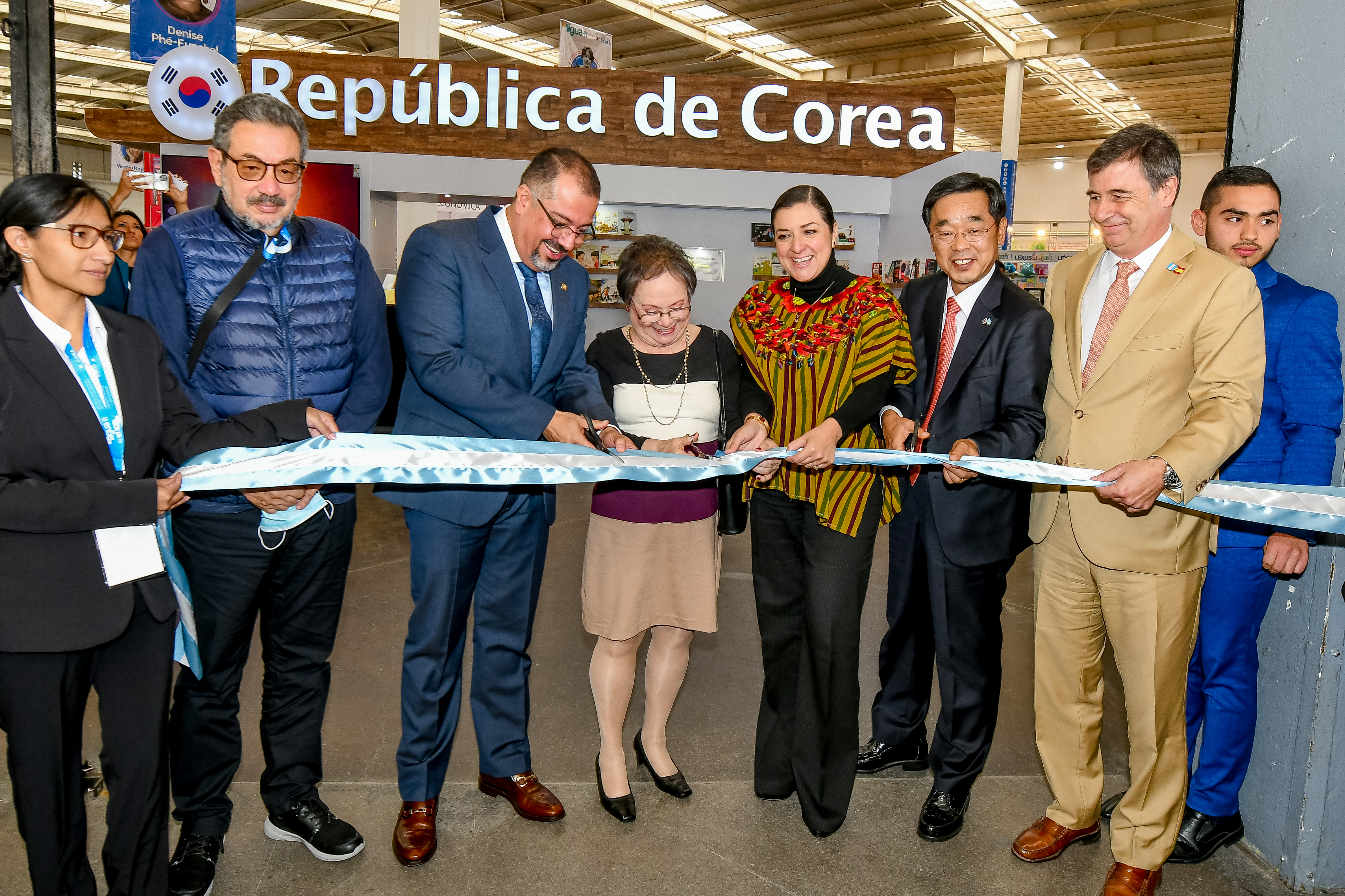 El corte de la cinta de inauguración estuvo a cargo del Premio Nacional de Literatura Miguel Ángel Asturias 2021, Rafael Cuevas Molina; la editora homenajeada, Irene Piedra Santa; presidenta de la Asociación Gremial de Editores de Guatemala/ Filgua, Diana López; Embajador de la República de Corea, Ha-Yeong Chang; y Embajador de España, José María Laviña. Foto Prensa Libre: Sergio Muñoz