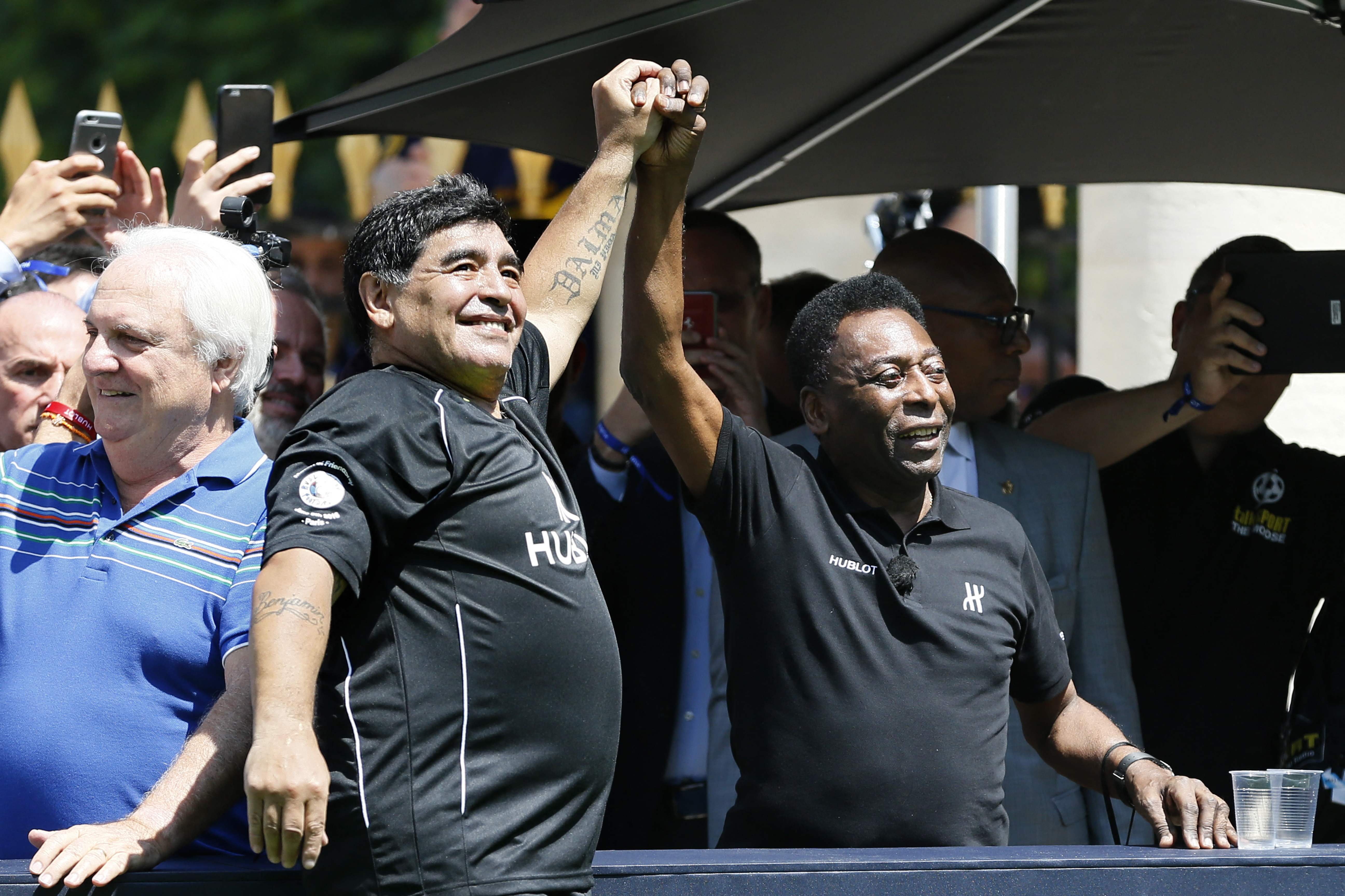 Una postal que enseña a Diego Maradona y Pelé juntos en 2016.