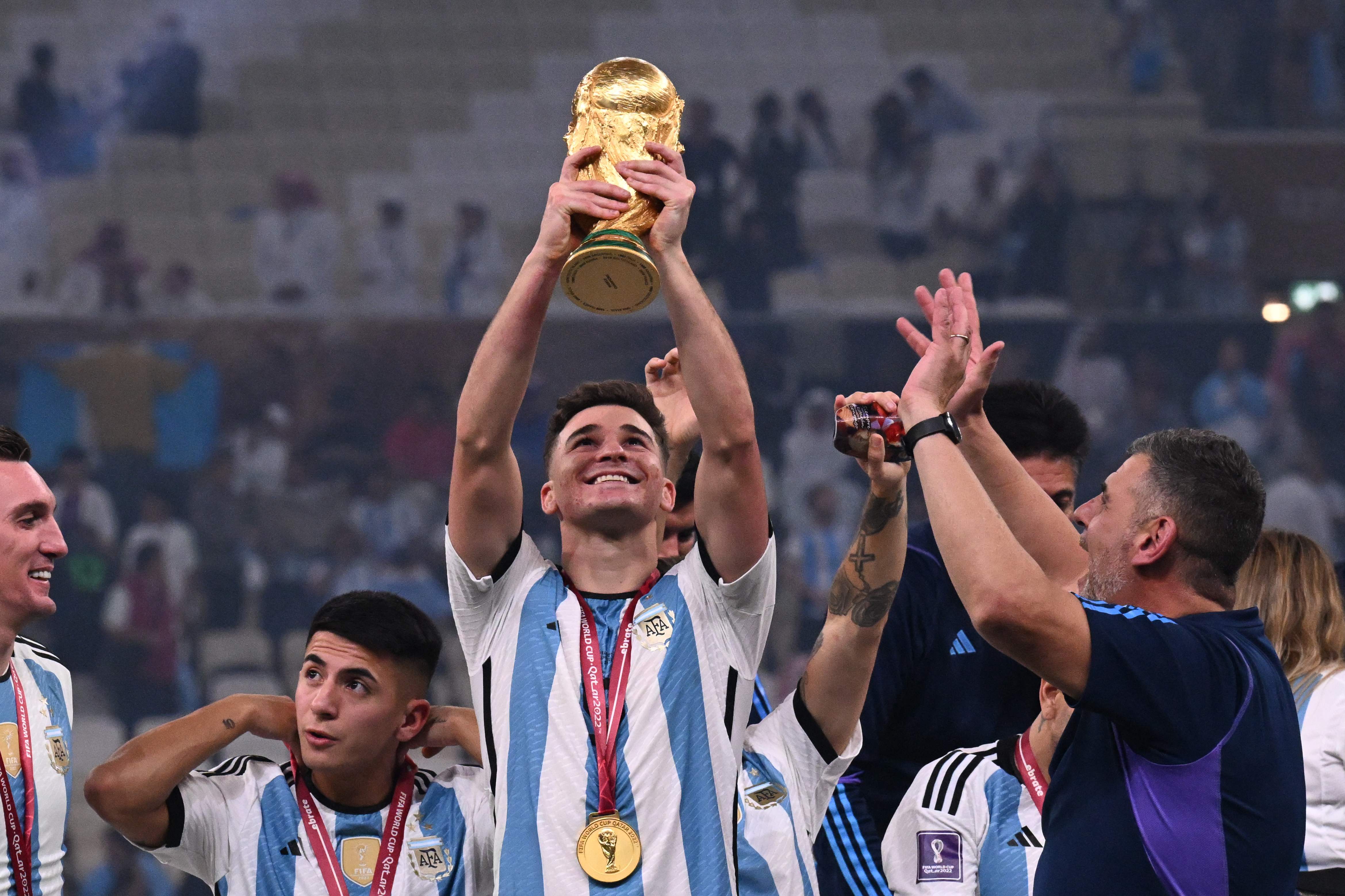 Julián Álvarez levantando la Copa del Mundo en Qatar 2022.