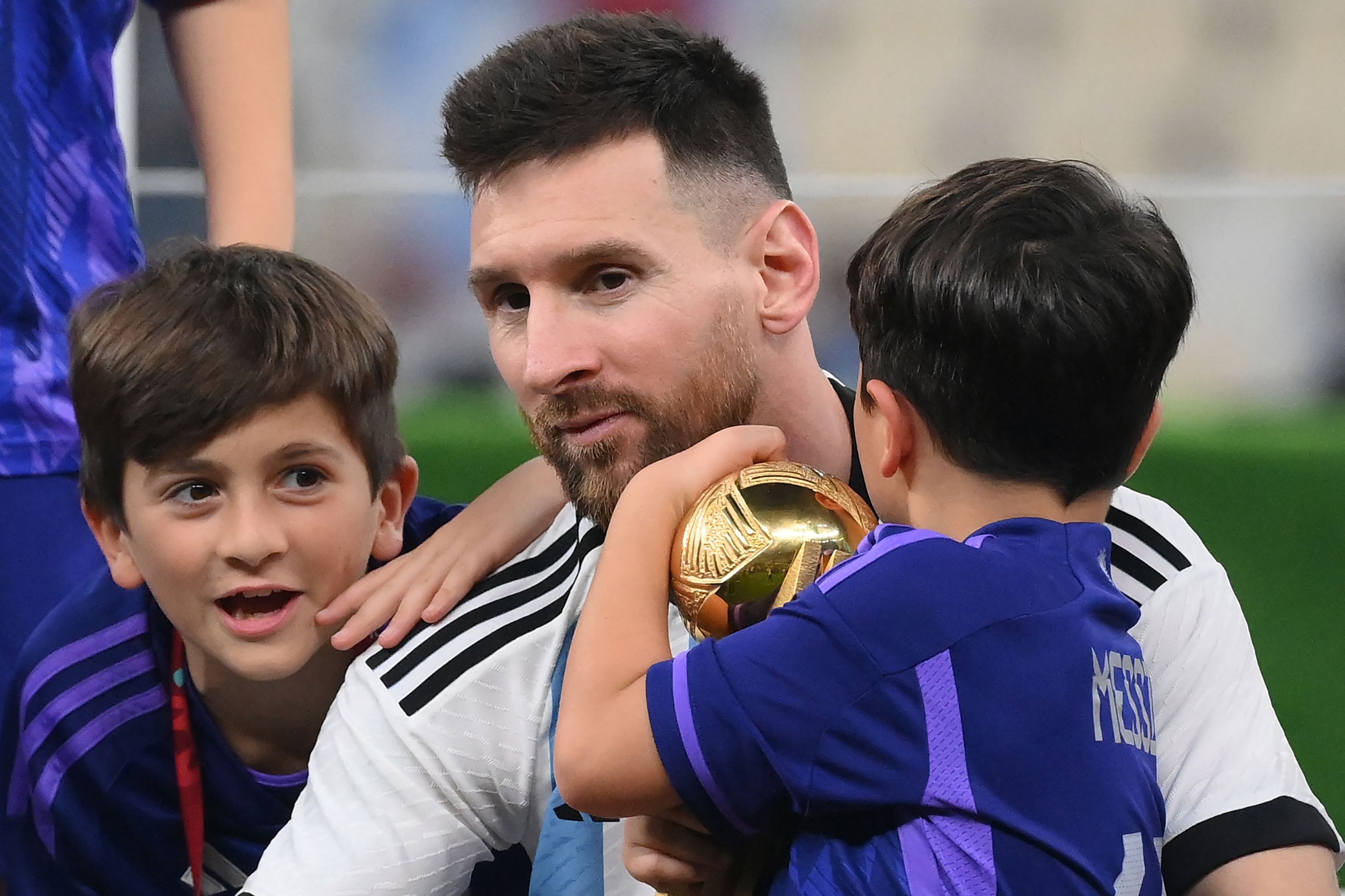 Un bar de París se viralizó en las redes sociales debido a un polémico mensaje que dejó en su entrada que estaba dedicado a Lionel Messi. (Foto Prensa Libre: AFP)