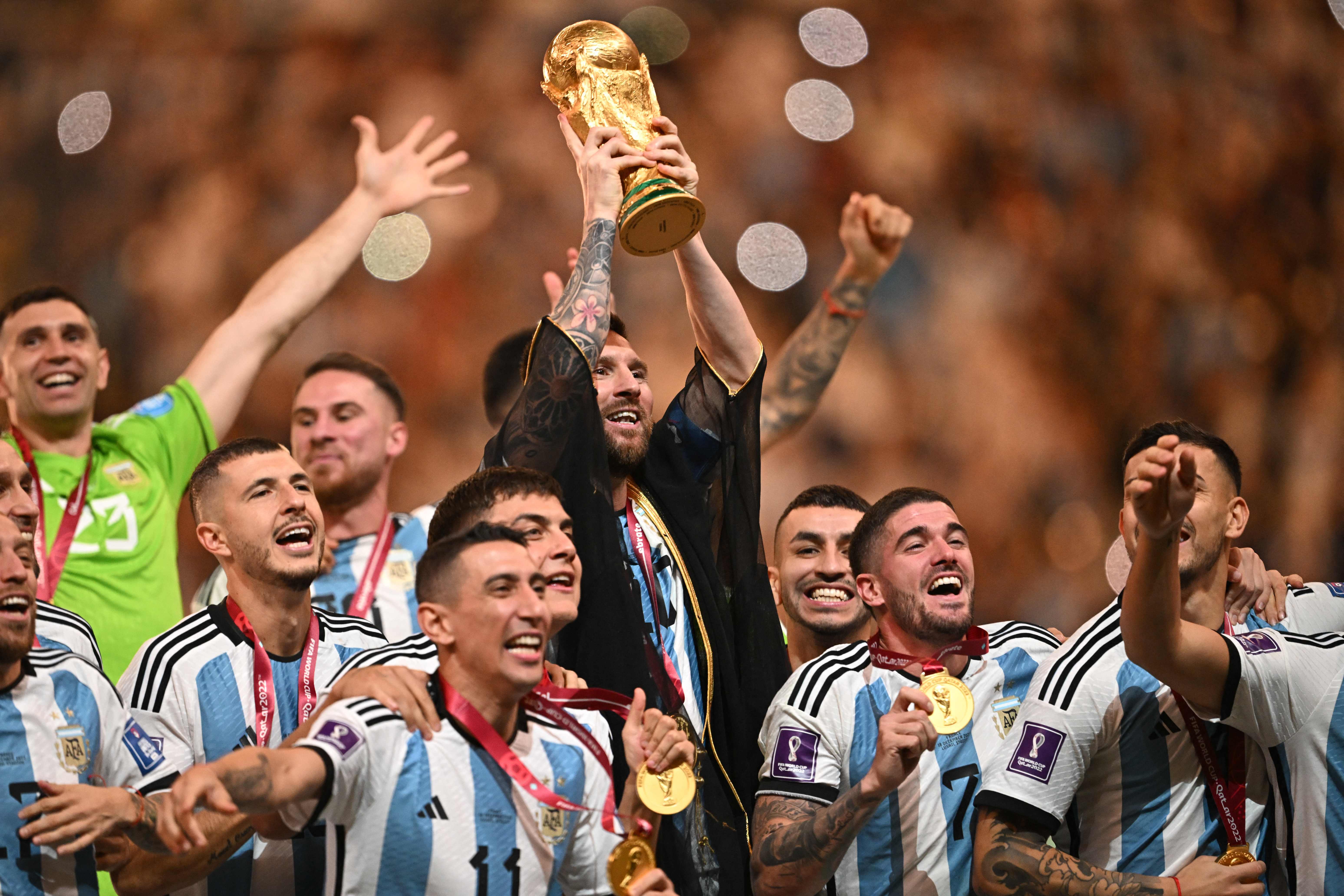 Messi levanta la Copa del Mundo con Argentina. Foto Prensa Libre (AFP)