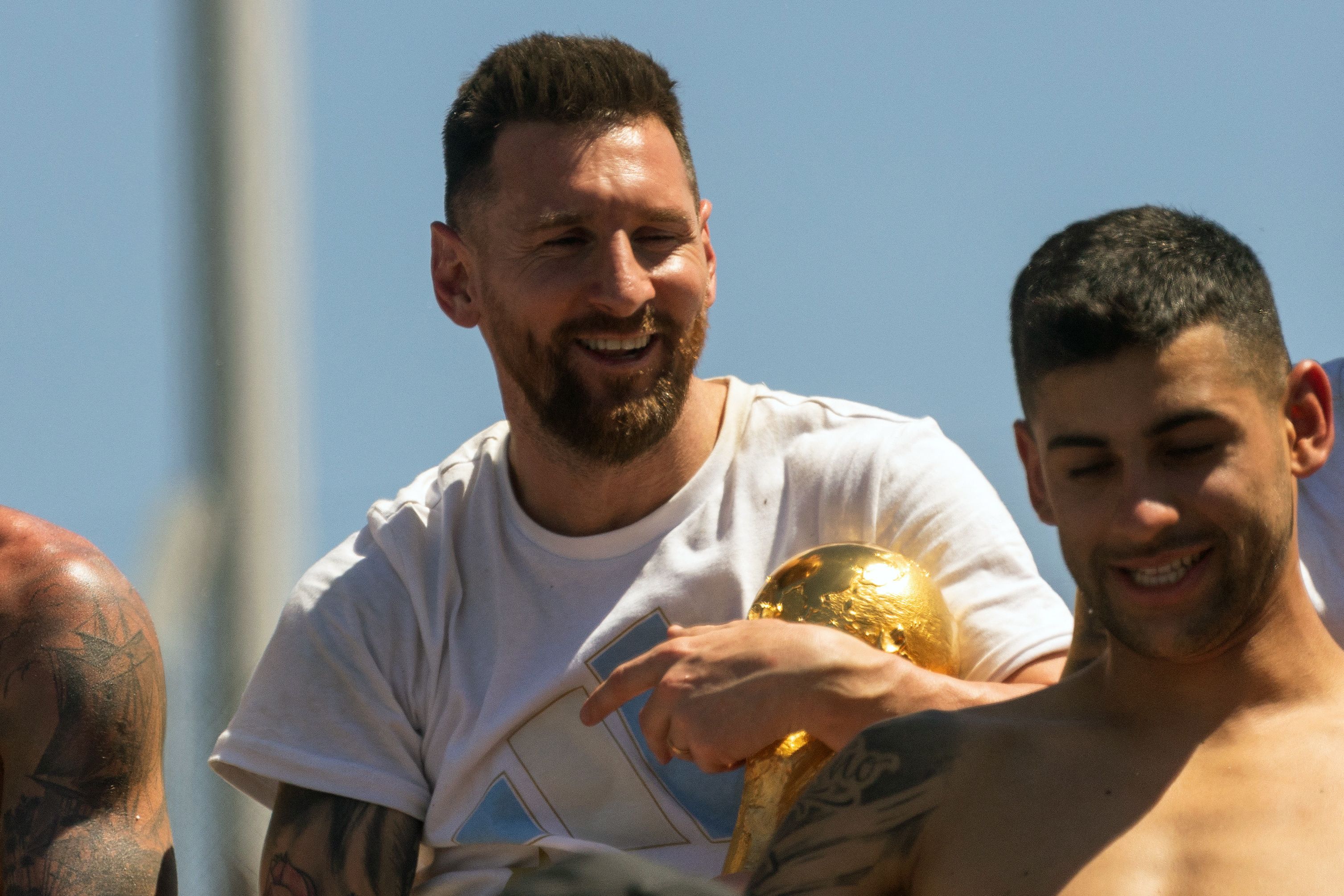 La emoción de un niño al ver a Messi por televisión. (Foto Prensa Libre:TOMAS CUESTA / AFP)