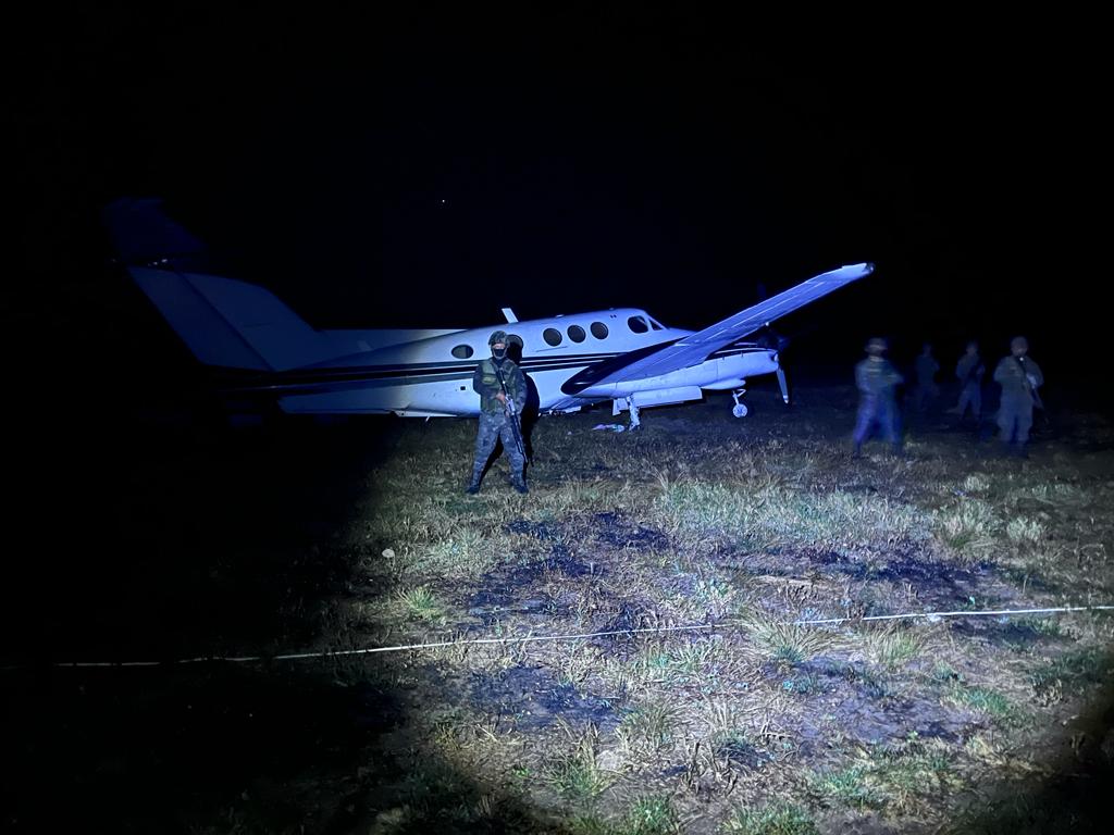 Soldados resguardan una avioneta ilegal localizada en Escuintla. (Foto Prensa Libre: Ejército de Guatemala)