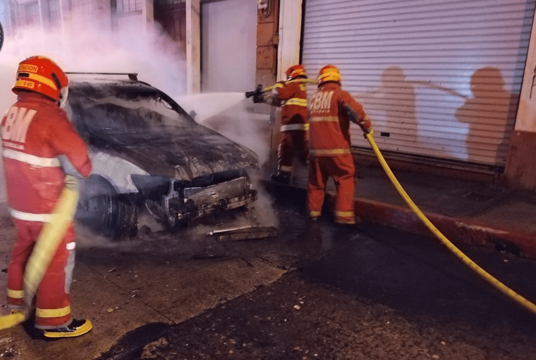 Carro se incendia frete al Congreso