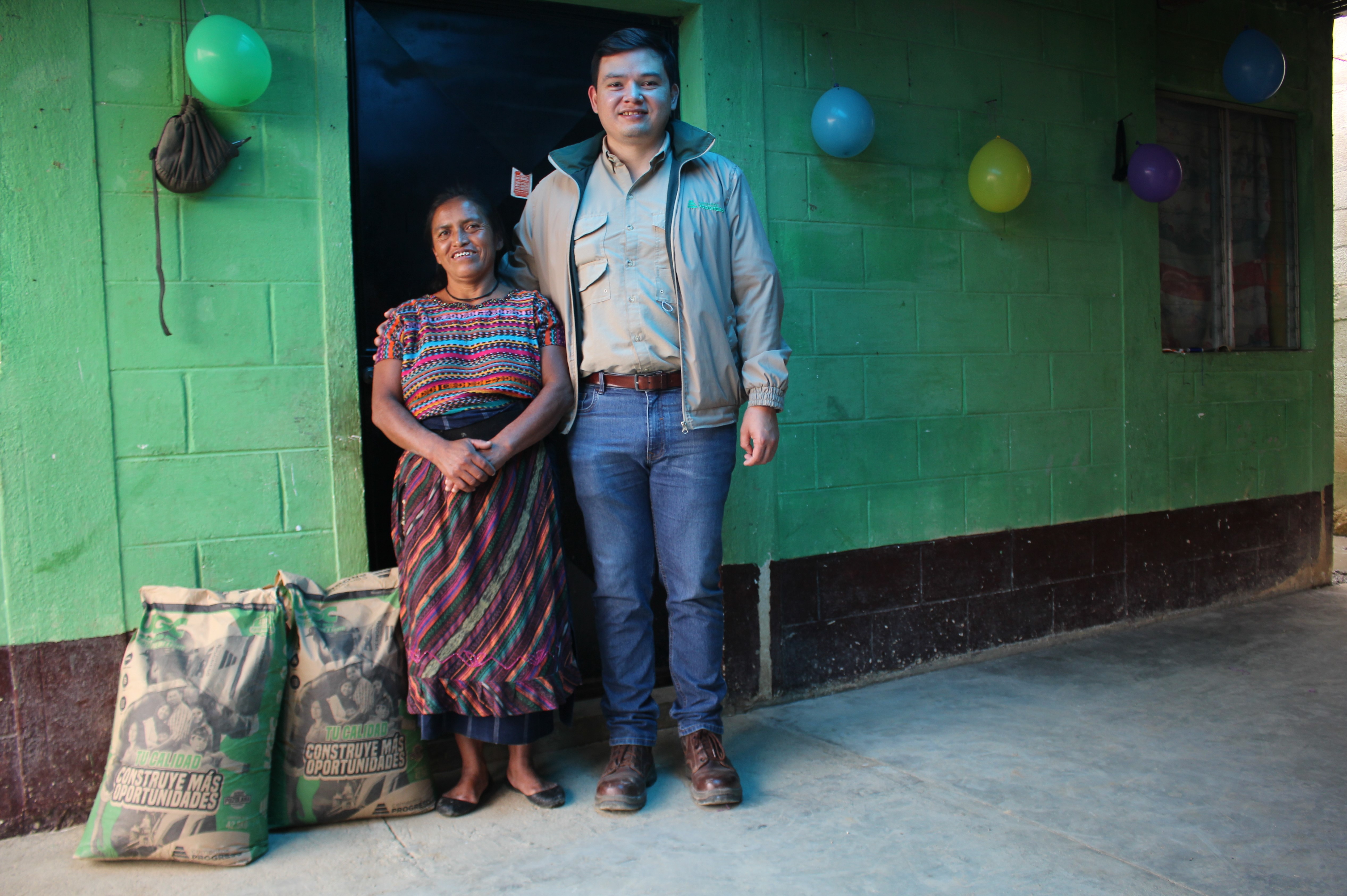 21 días de dar felicidad: Piso de cemento para doña Máxima y su familia (Día 16)