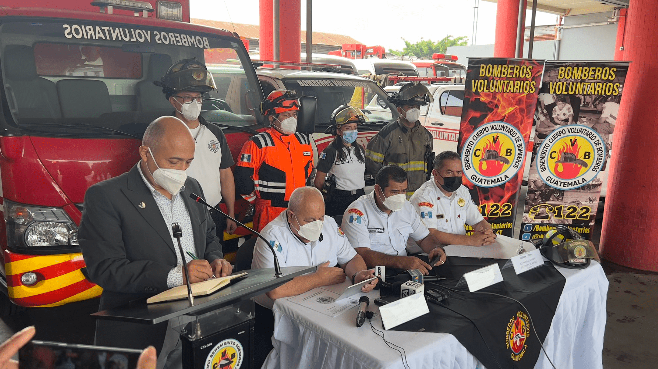 Bomberos Voluntarios lanzan la campaña de prevención Guadalupe-Reyes, para la que tendrán en aprestó unos 4 mil 800 bomberos para atender las emergencias por las fiestas de fin de año. (Foto Prensa Libre: Henry Montenegro) 